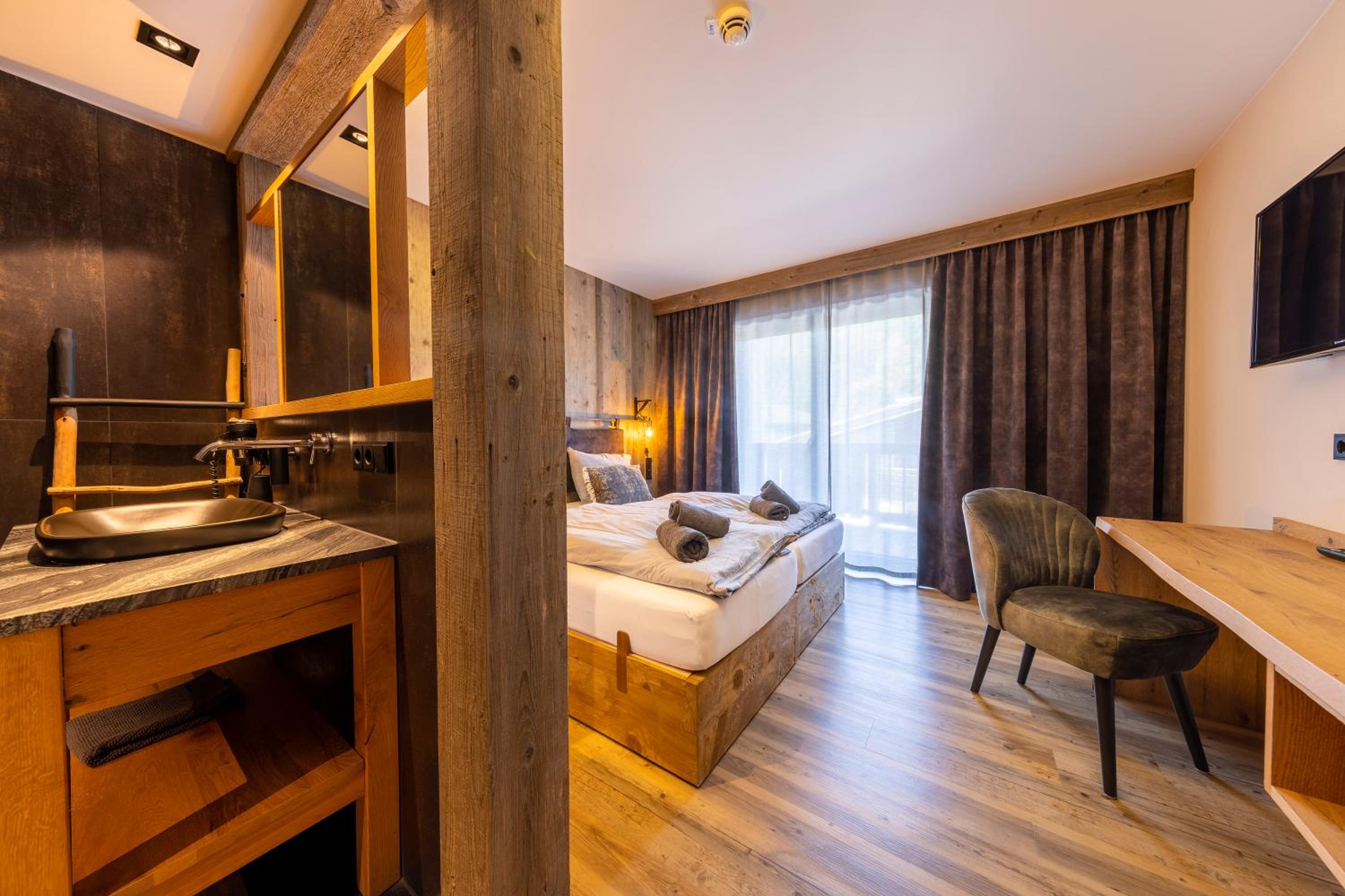 Double Room with Balcony - Photo 7