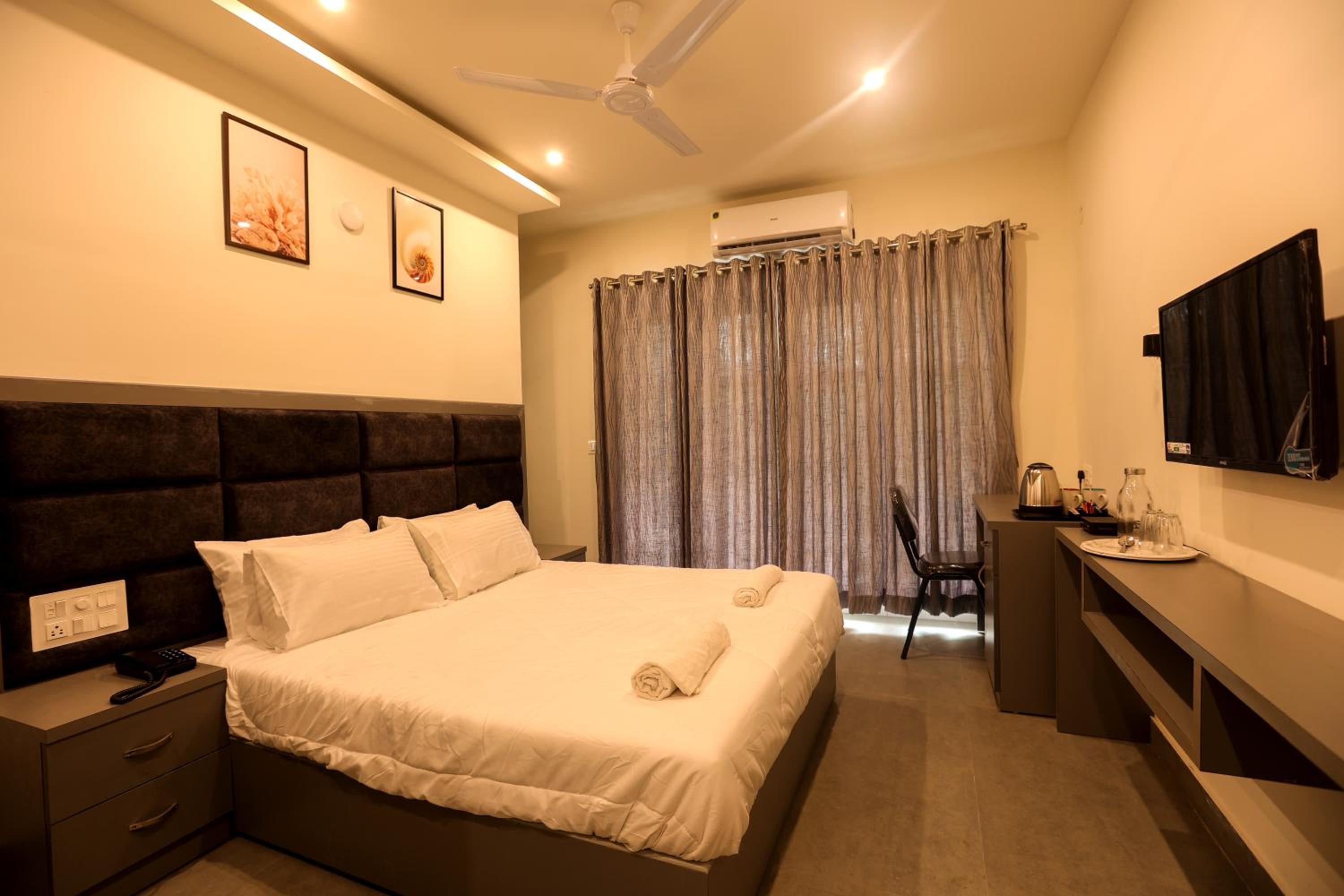 Deluxe Double Room with Balcony - Photo 13