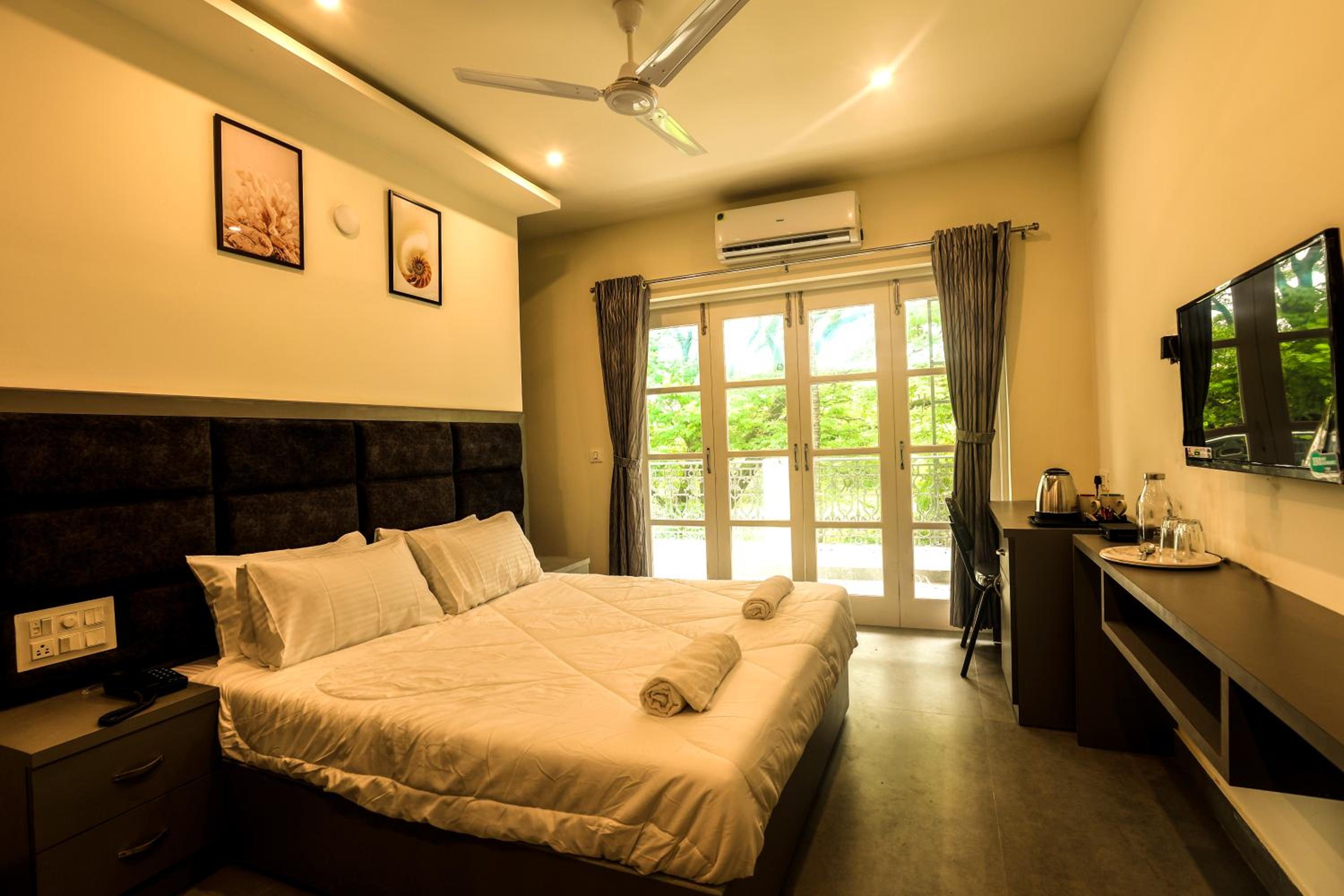 Deluxe Double Room with Balcony - Photo 14