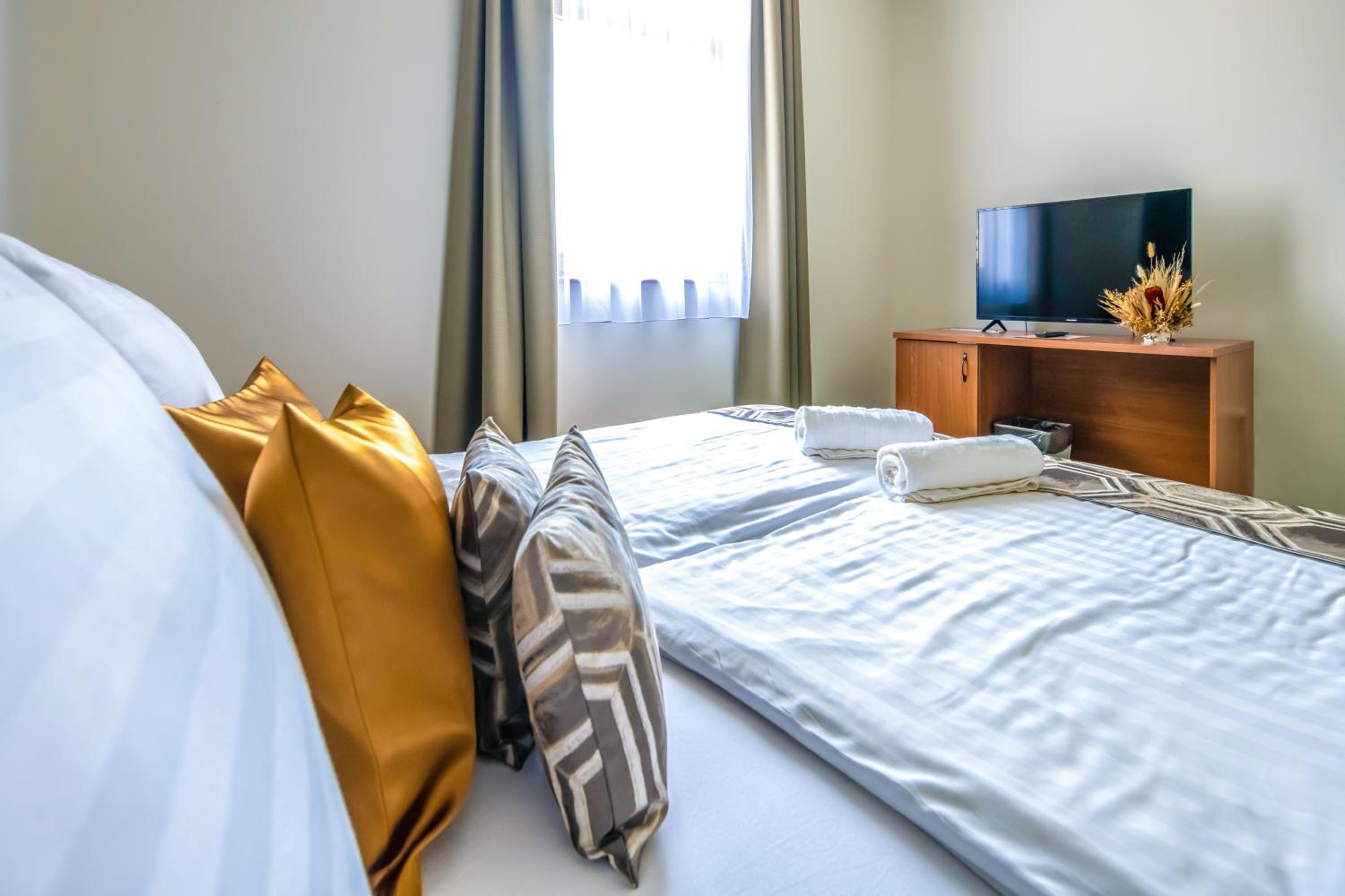 Double Room with Lake View - Photo 5