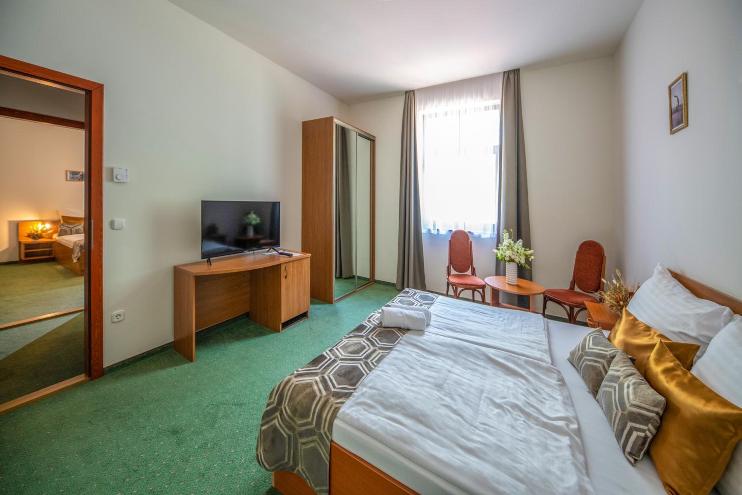 Apartment with Lake View - Photo 4