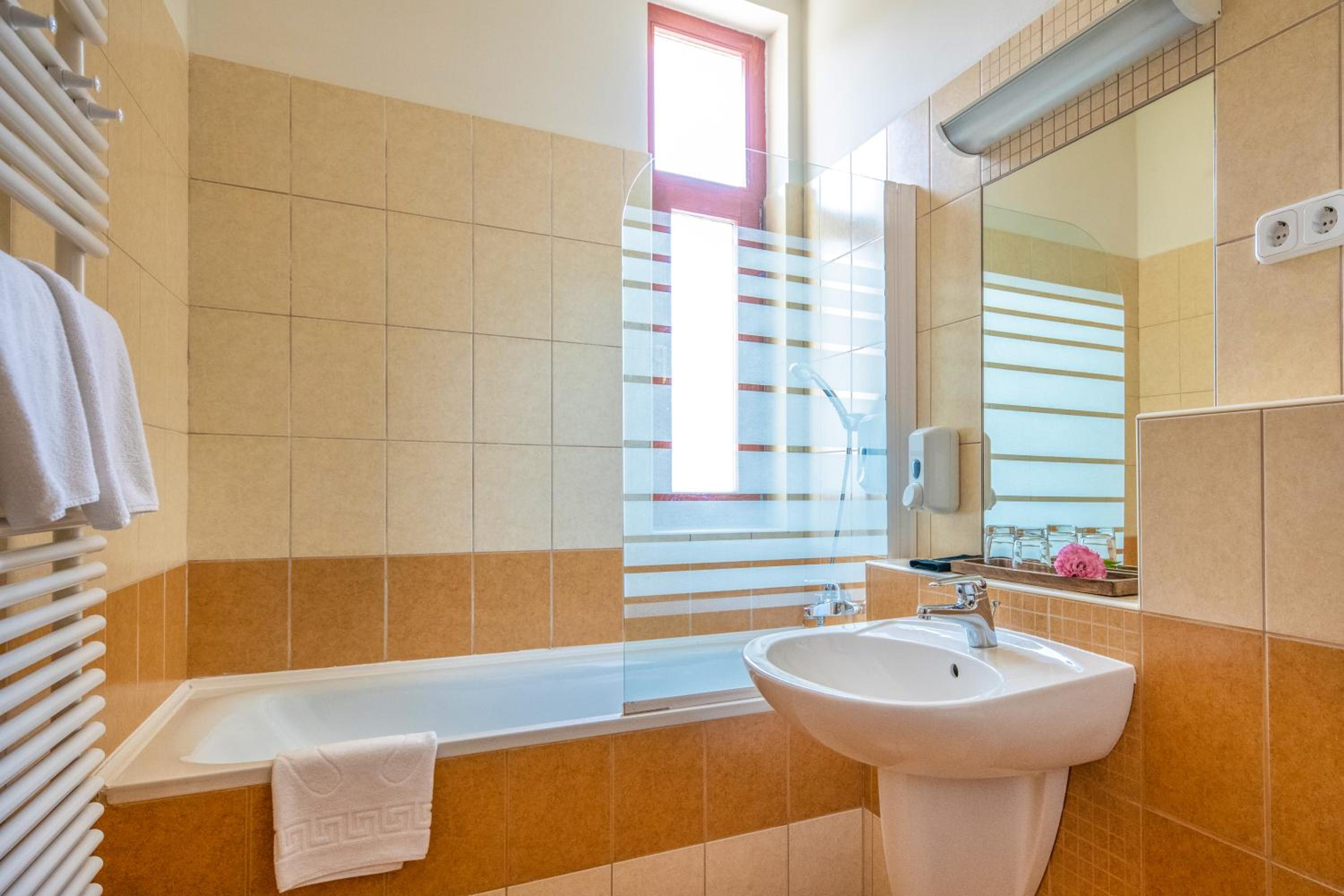 Double Room with Lake View - Photo 6