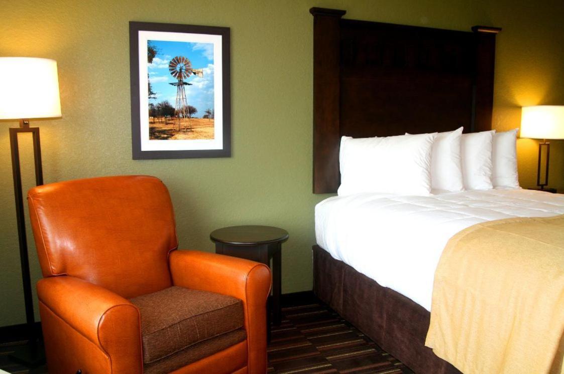 Standard Queen Room with Two Queen Beds - Non Smoking  photo 1
