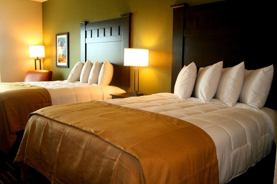 Standard Queen Room with Two Queen Beds - Non Smoking  photo 3