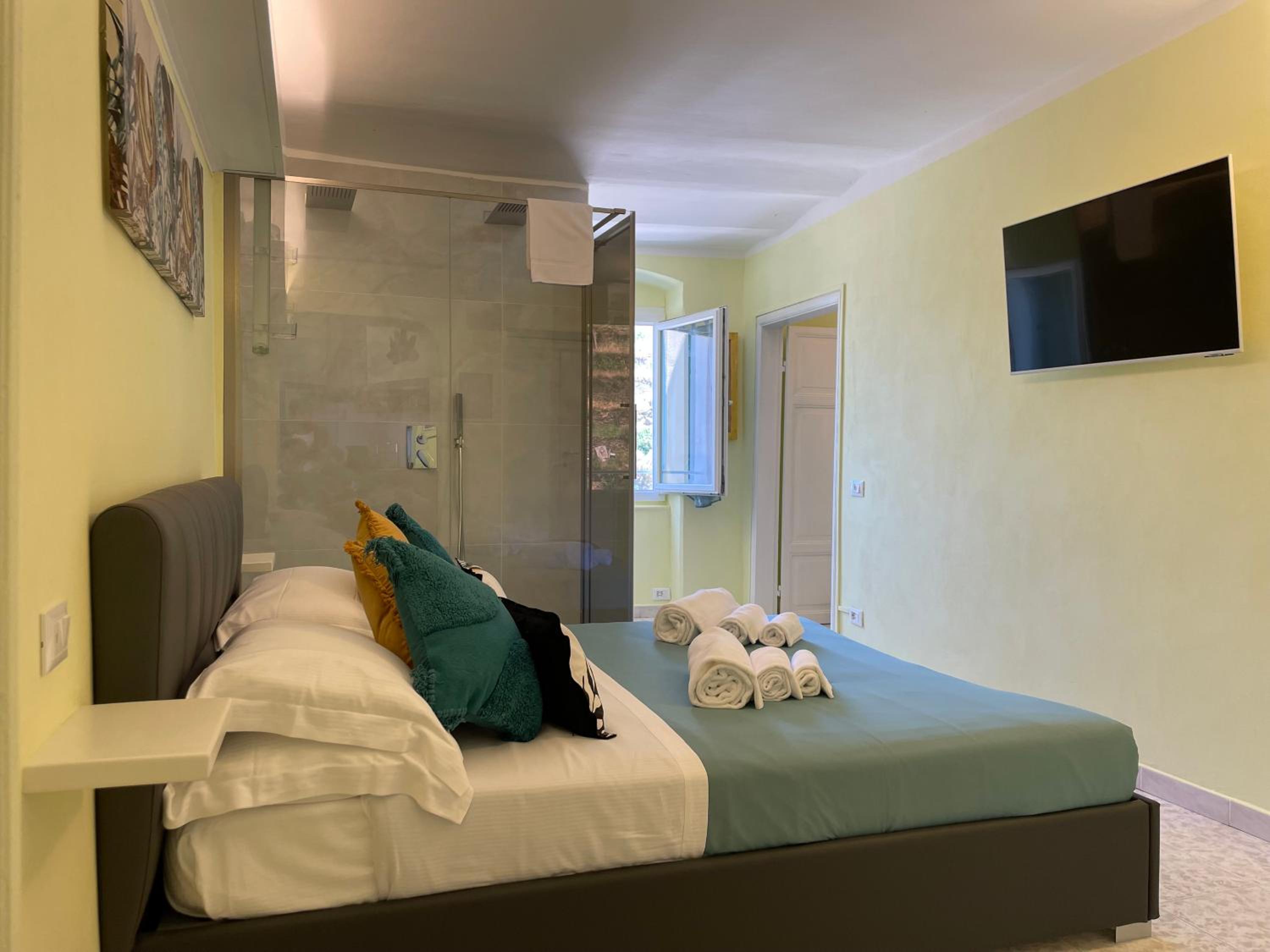 Queen Room with Sea View - Photo 8