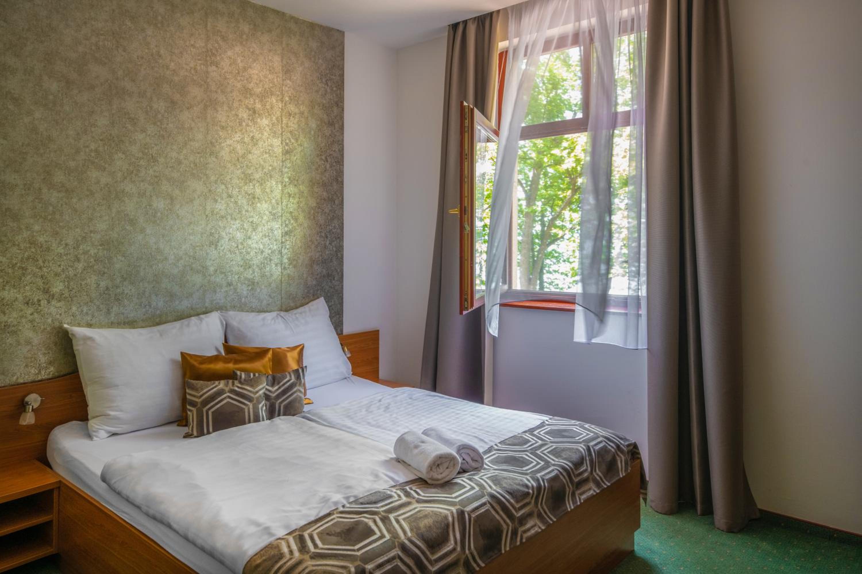 Double Room with Lake View - Photo 4