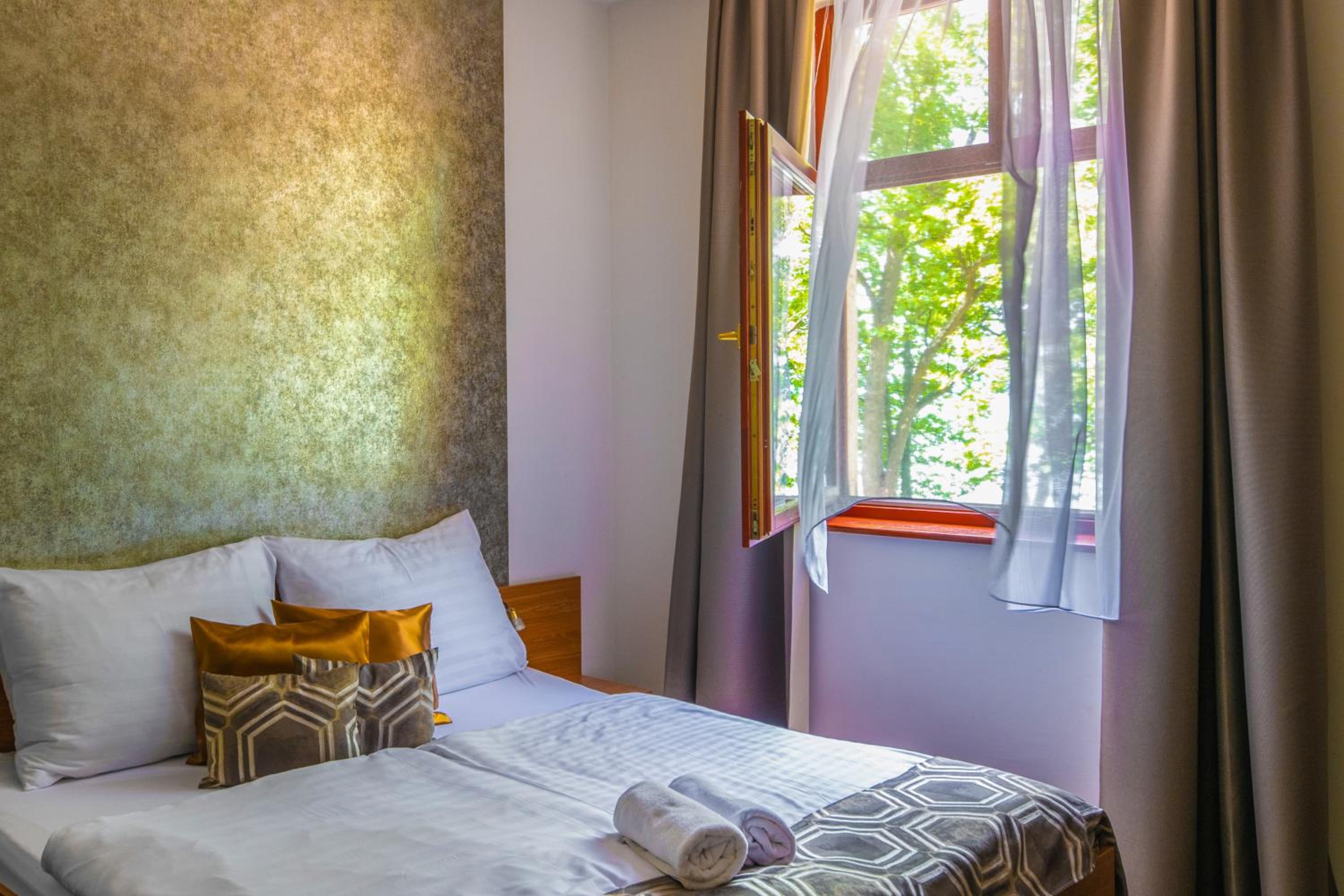 Double Room with Lake View - Photo 3