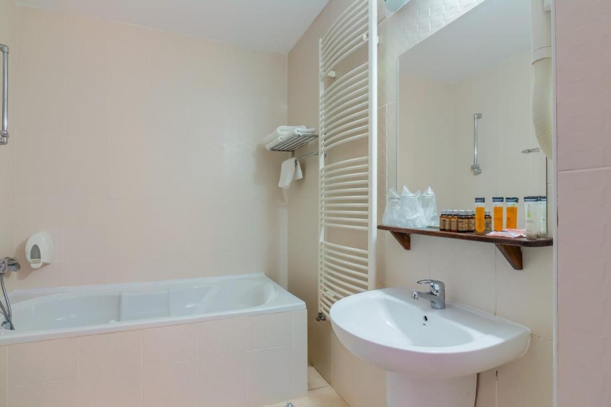 One-Bedroom Suite with Sofa Bed - Photo 5