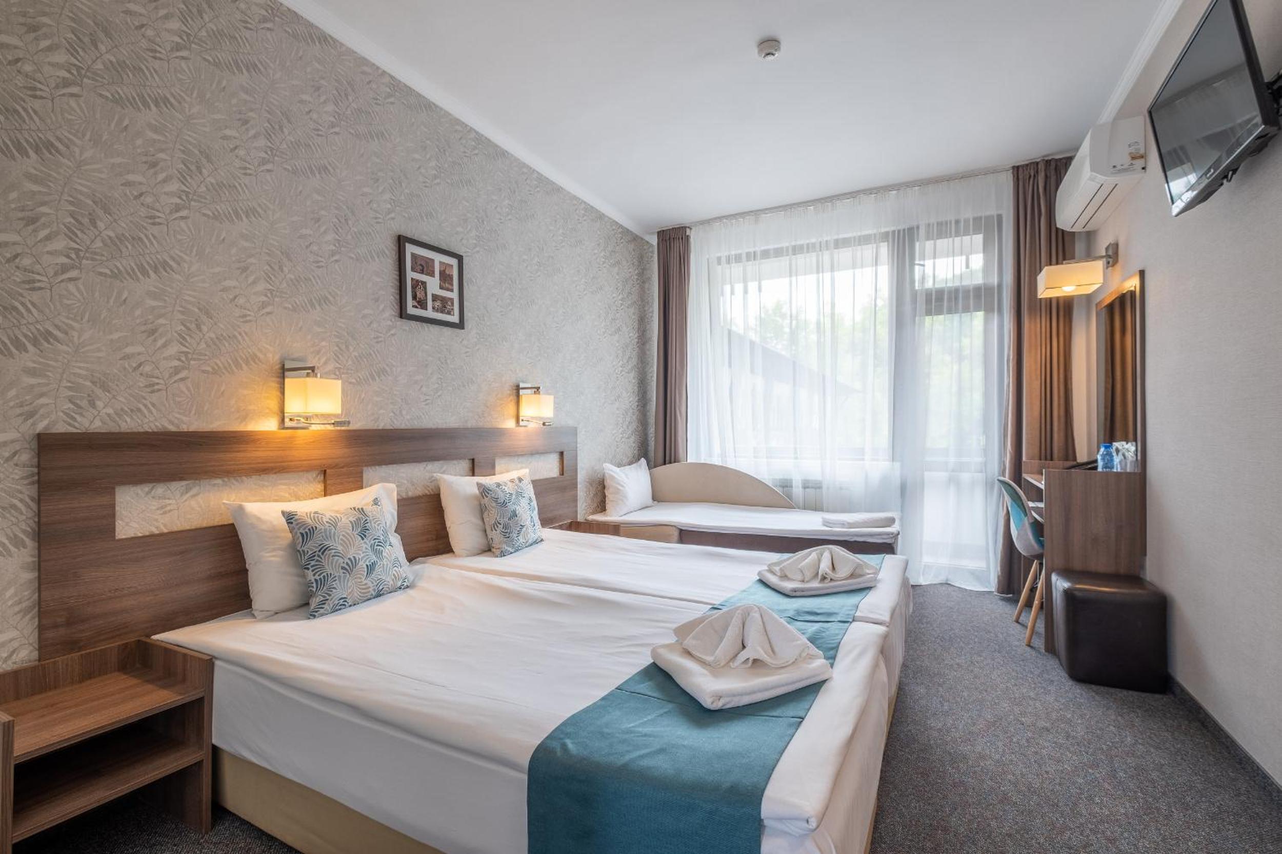 Twin Room with Balcony (2 Adults + 1 Child) - Free Relax Zone - Photo 1