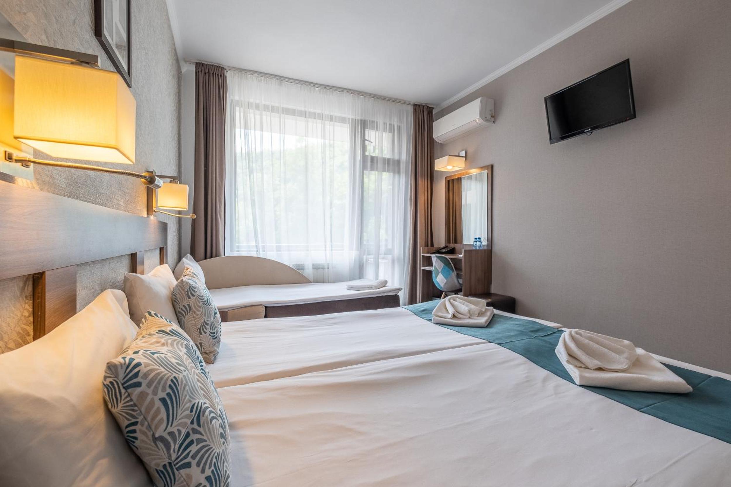 Twin Room with Balcony (2 Adults + 1 Child) - Free Relax Zone - Photo 3