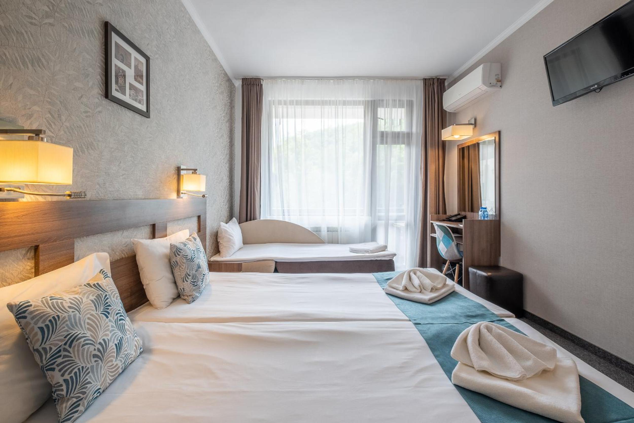 Twin Room with Balcony (2 Adults + 1 Child) - Free Relax Zone - Photo 4