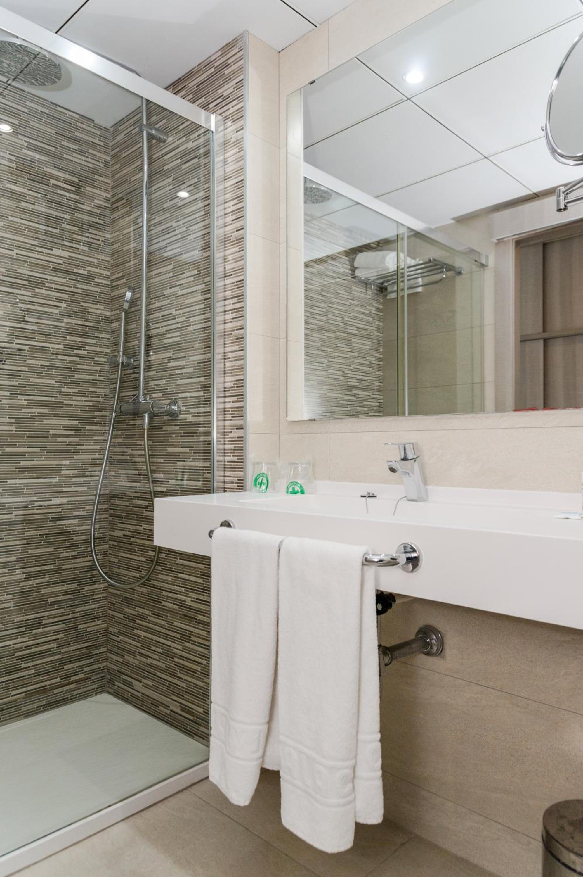 Triple Room (1 Adult and 2 Children) - Photo 4