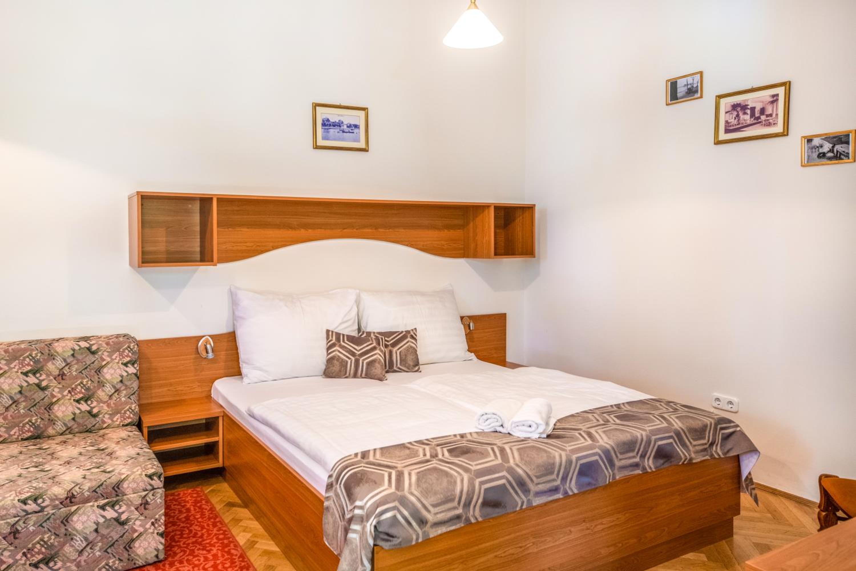 Double Room with Balcony - Photo 2