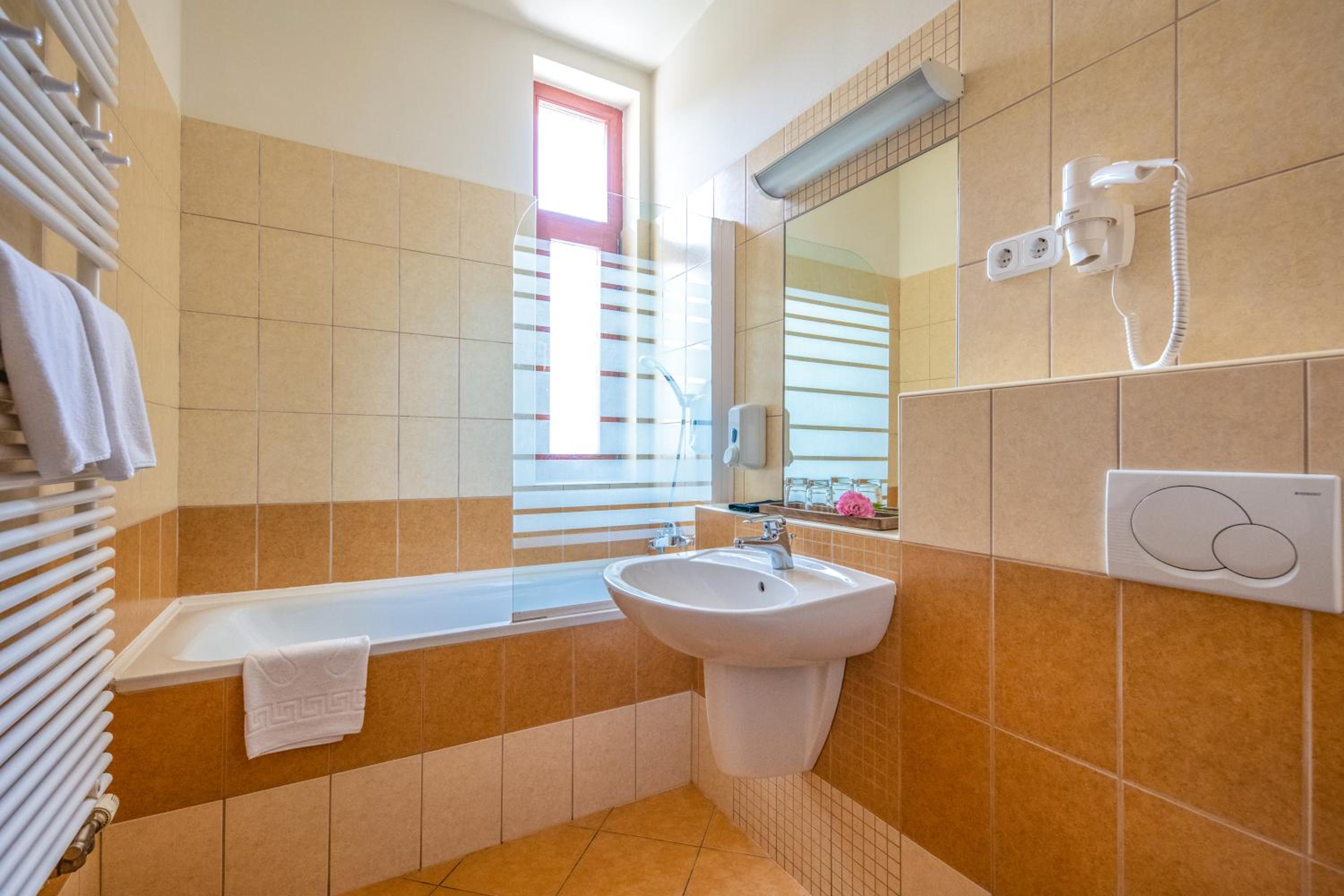 Double Room with Balcony - Photo 3