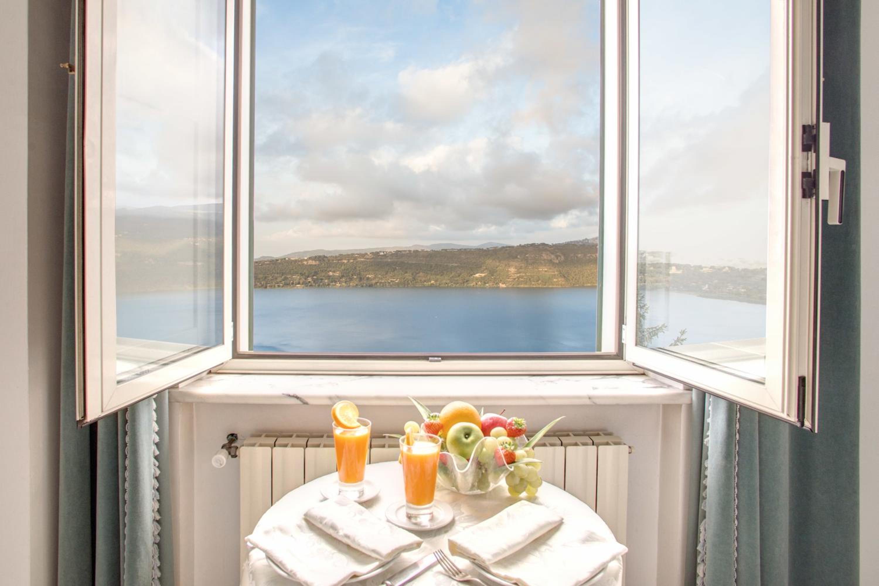 Double Room with Lake View - Photo 8