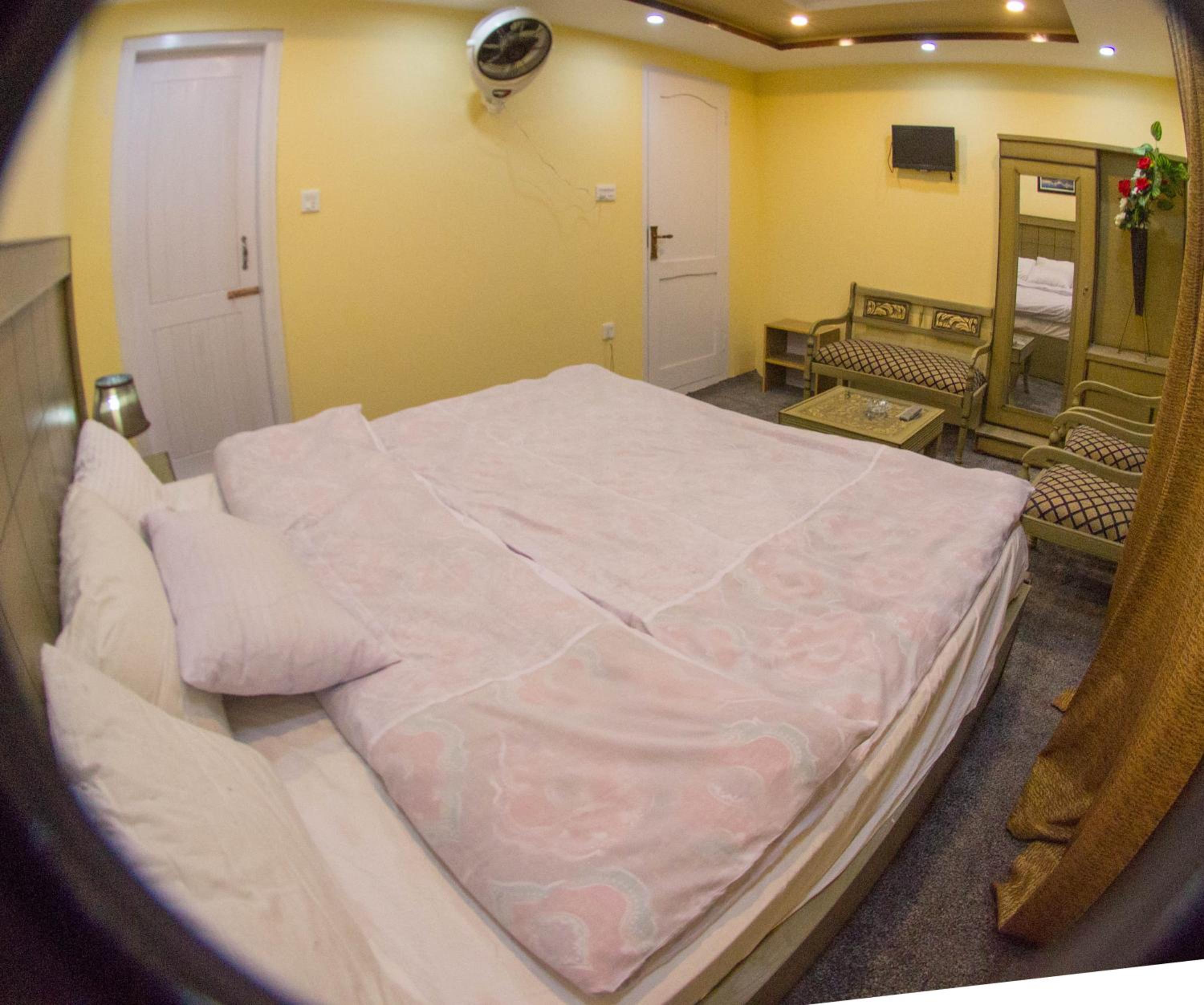 Deluxe Family Room photo 3