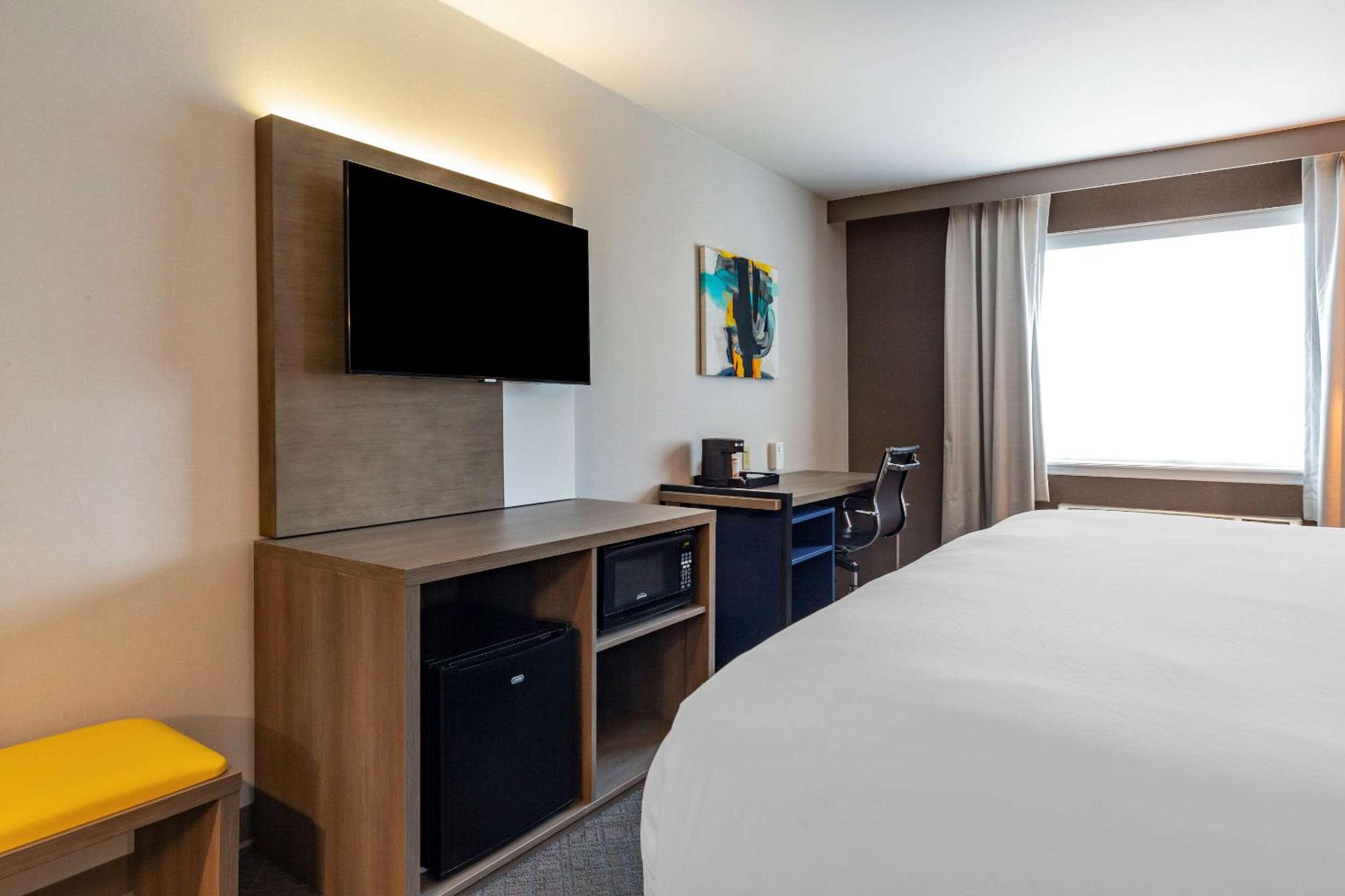 King Room - Non-Smoking - Photo 7