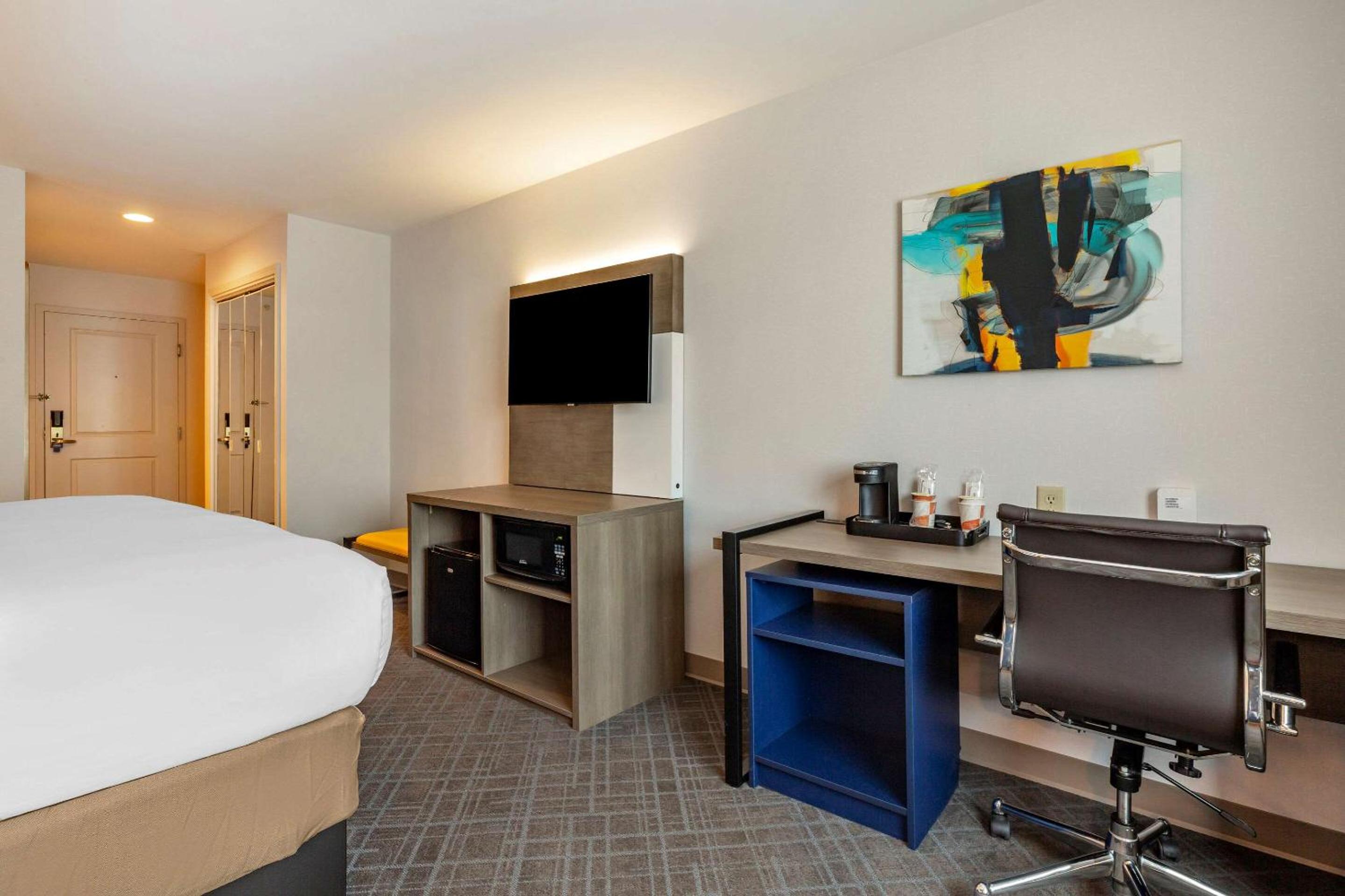 King Room - Non-Smoking - Photo 6