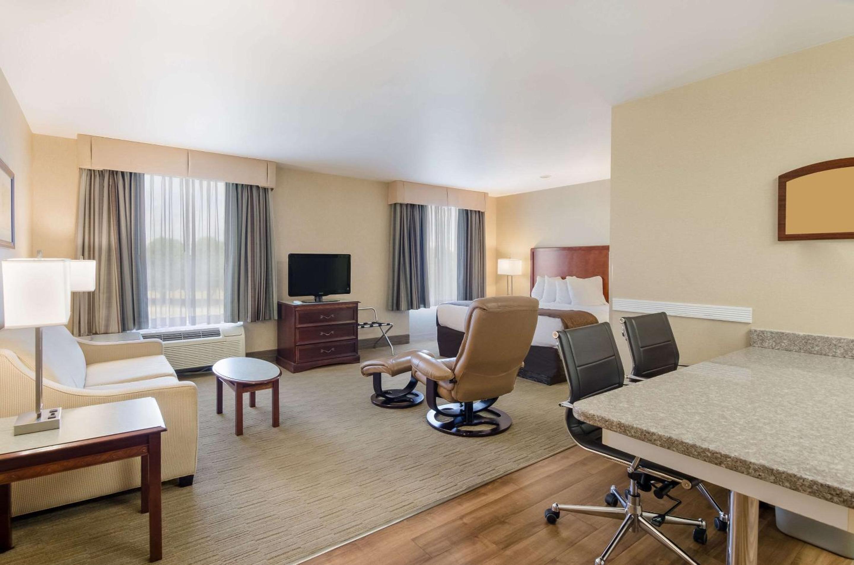 One-Bedroom Queen Suite - Non-Smoking - Photo 1