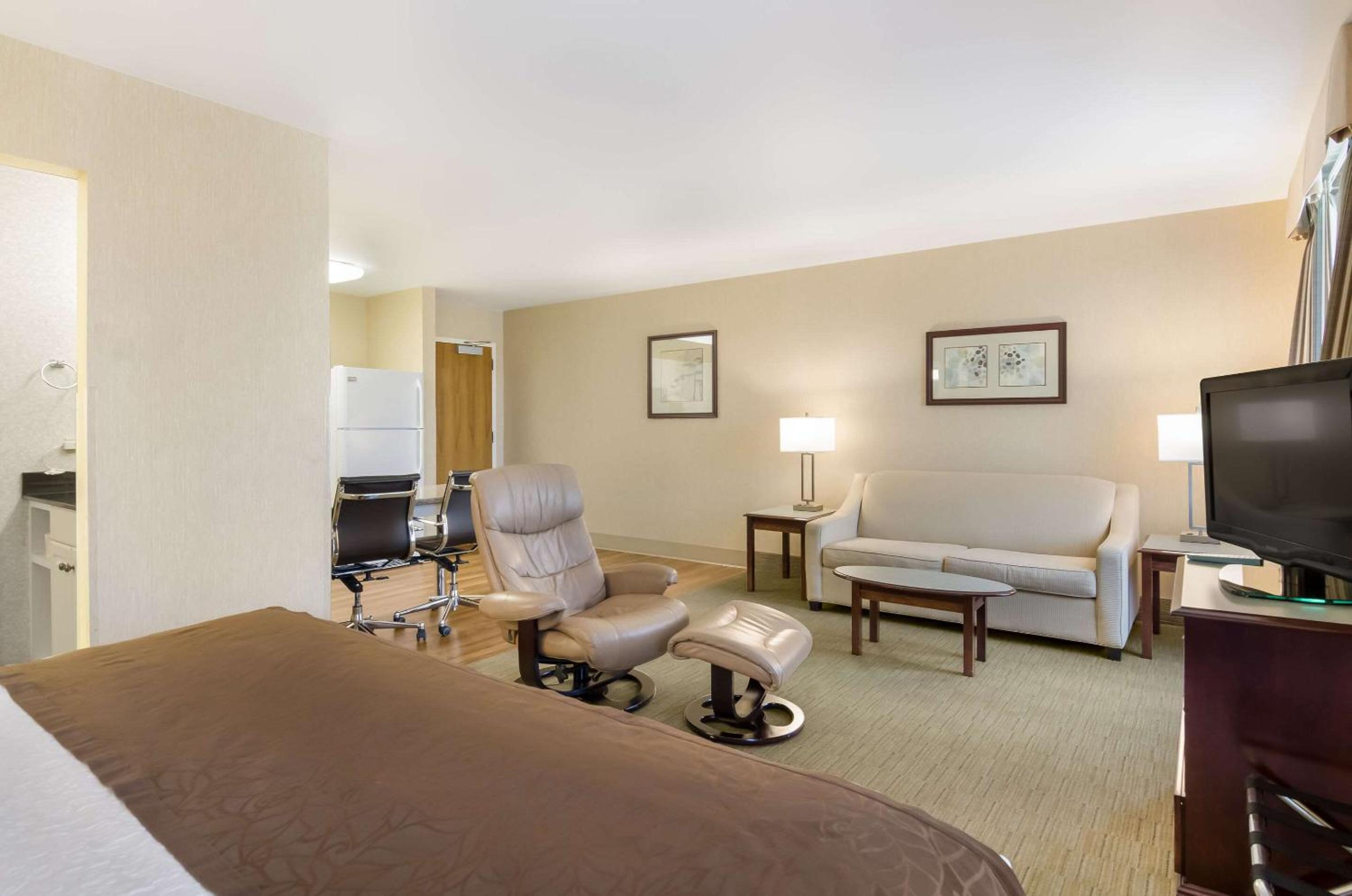 One-Bedroom Queen Suite - Non-Smoking - Photo 4