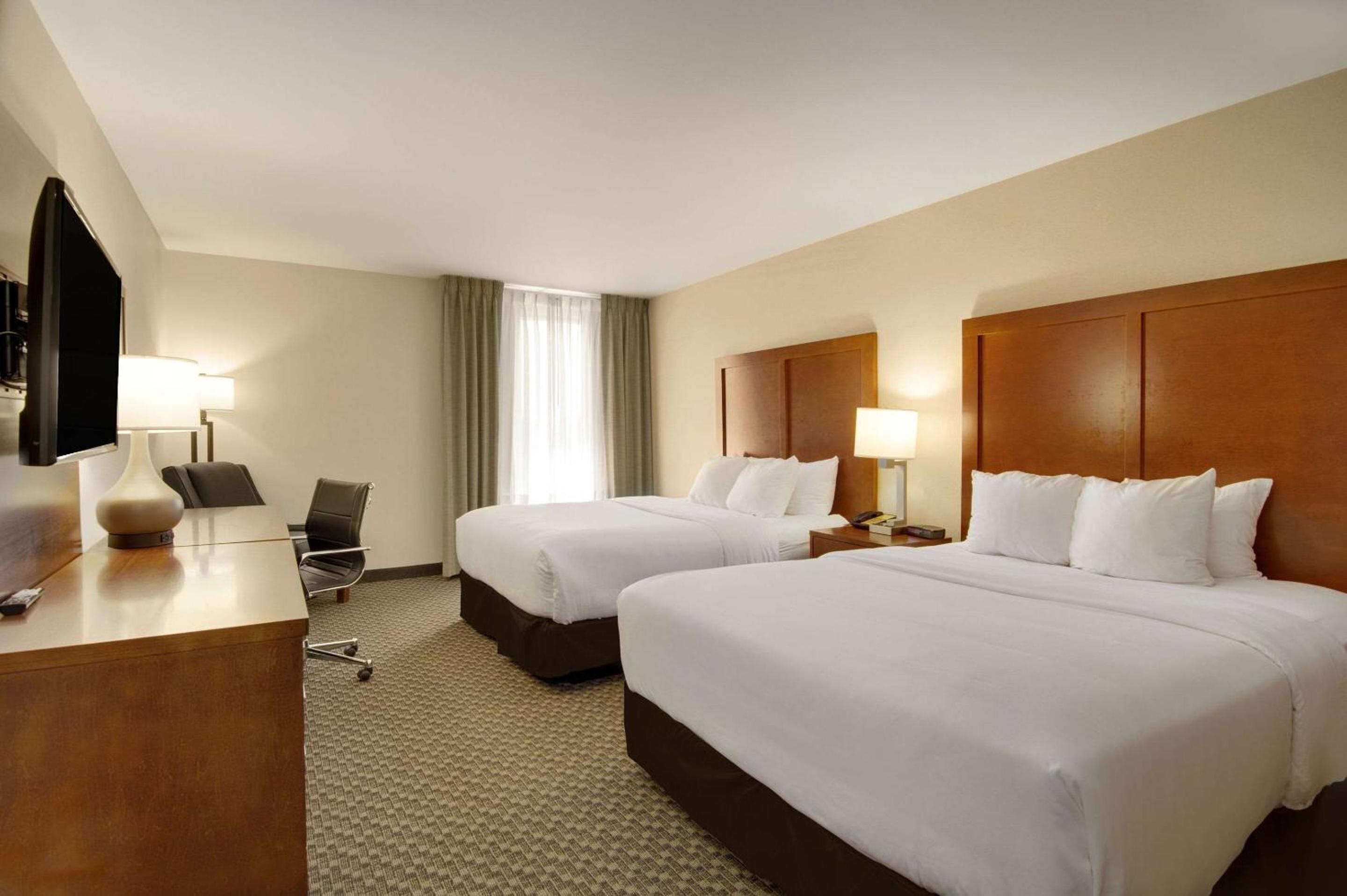 Queen Room with Two Queen Beds - Non Smoking - Photo 2