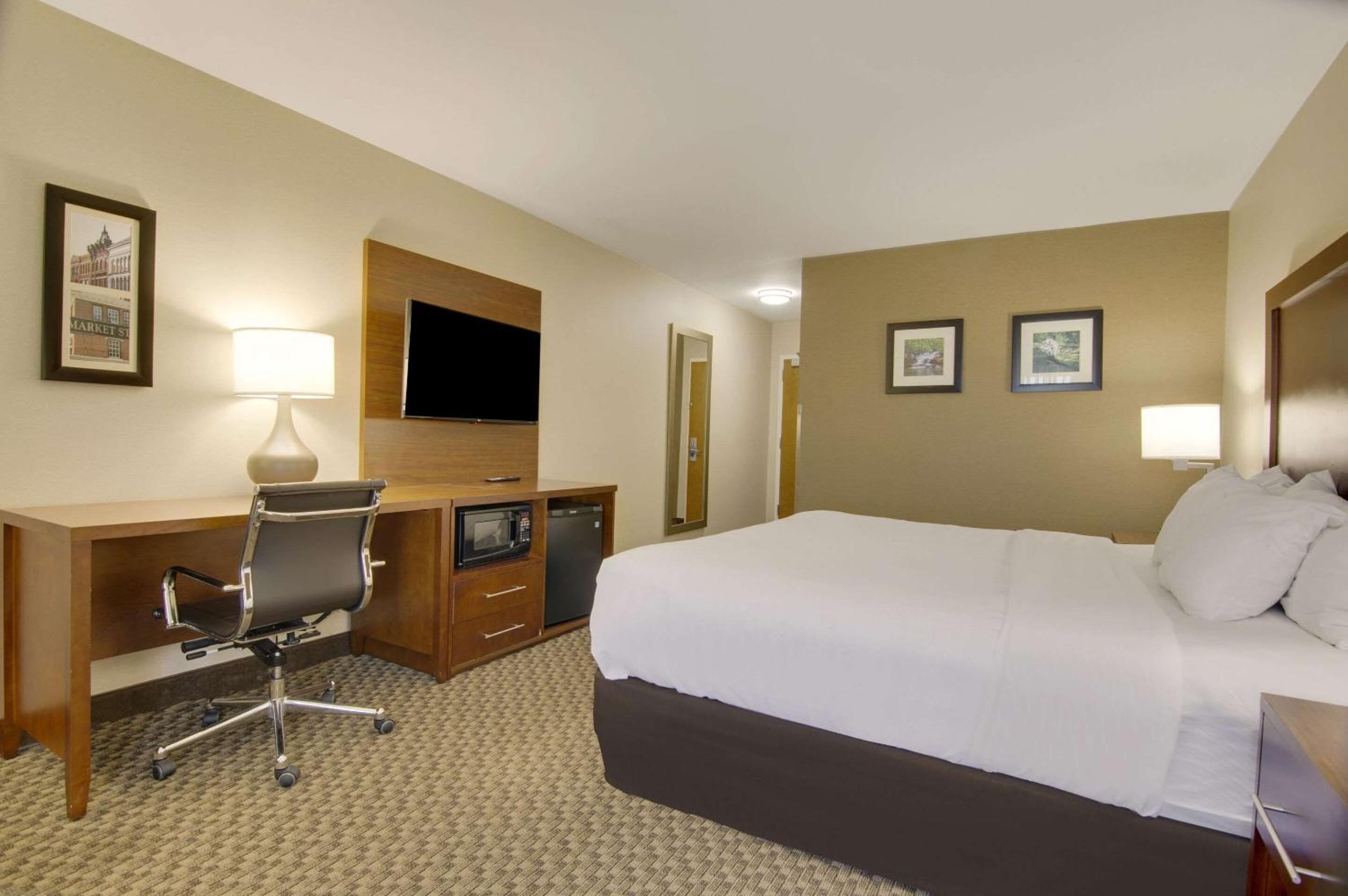 King Room - Non-Smoking - Photo 7