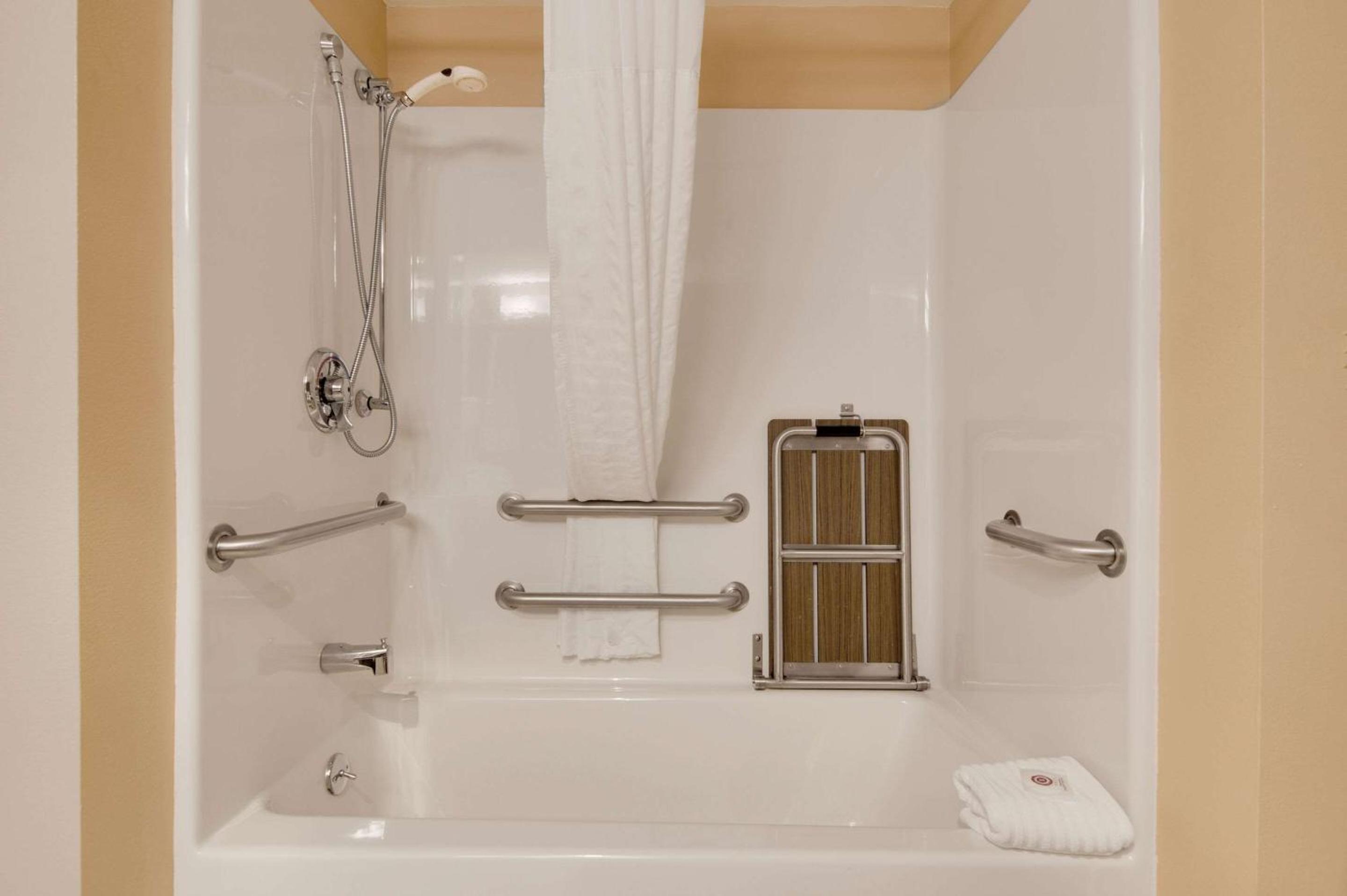 Queen Suite with Two Queen Beds - Accessible/Non Smoking - Photo 2