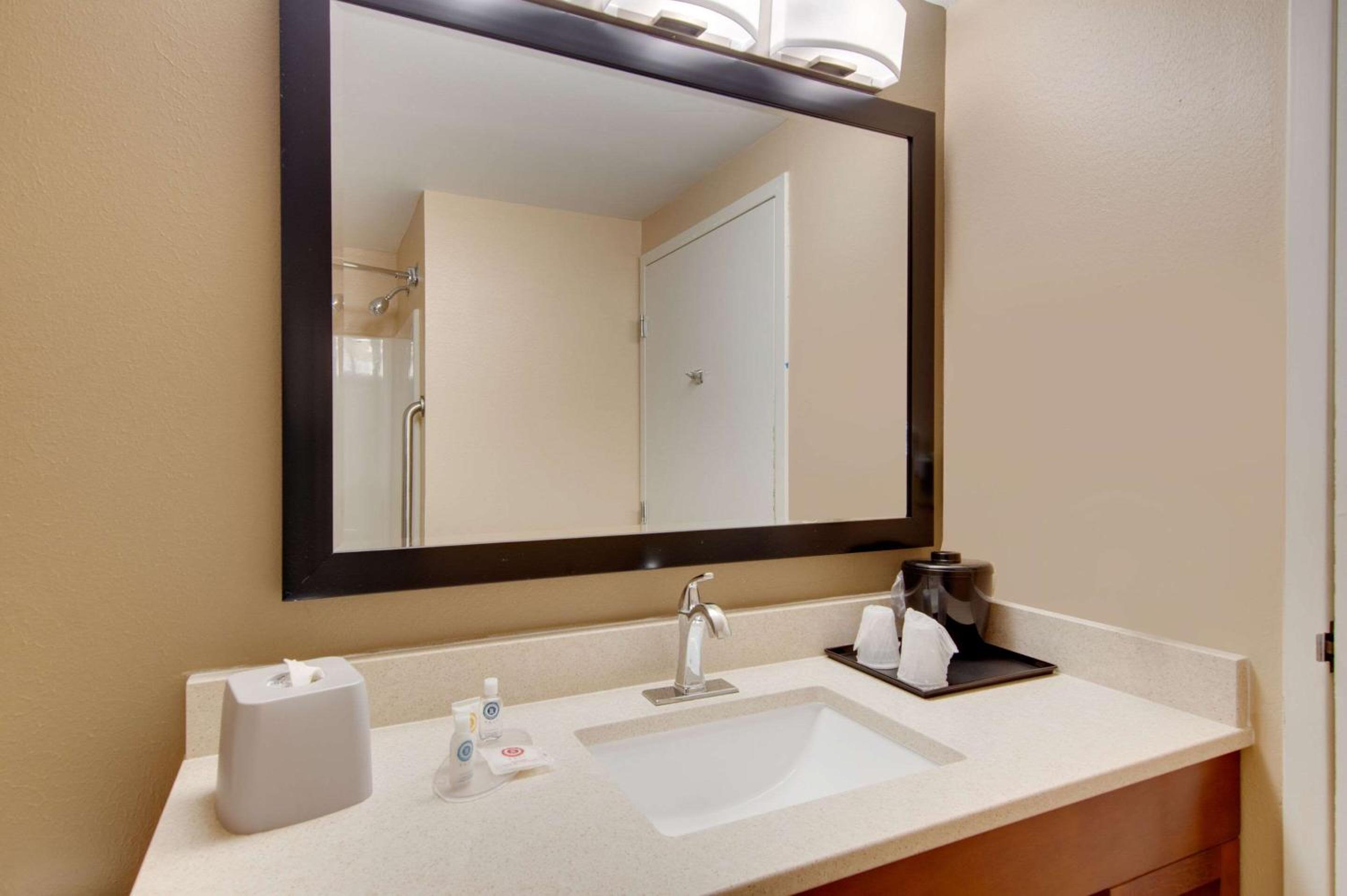 King Room - Non-Smoking - Photo 3