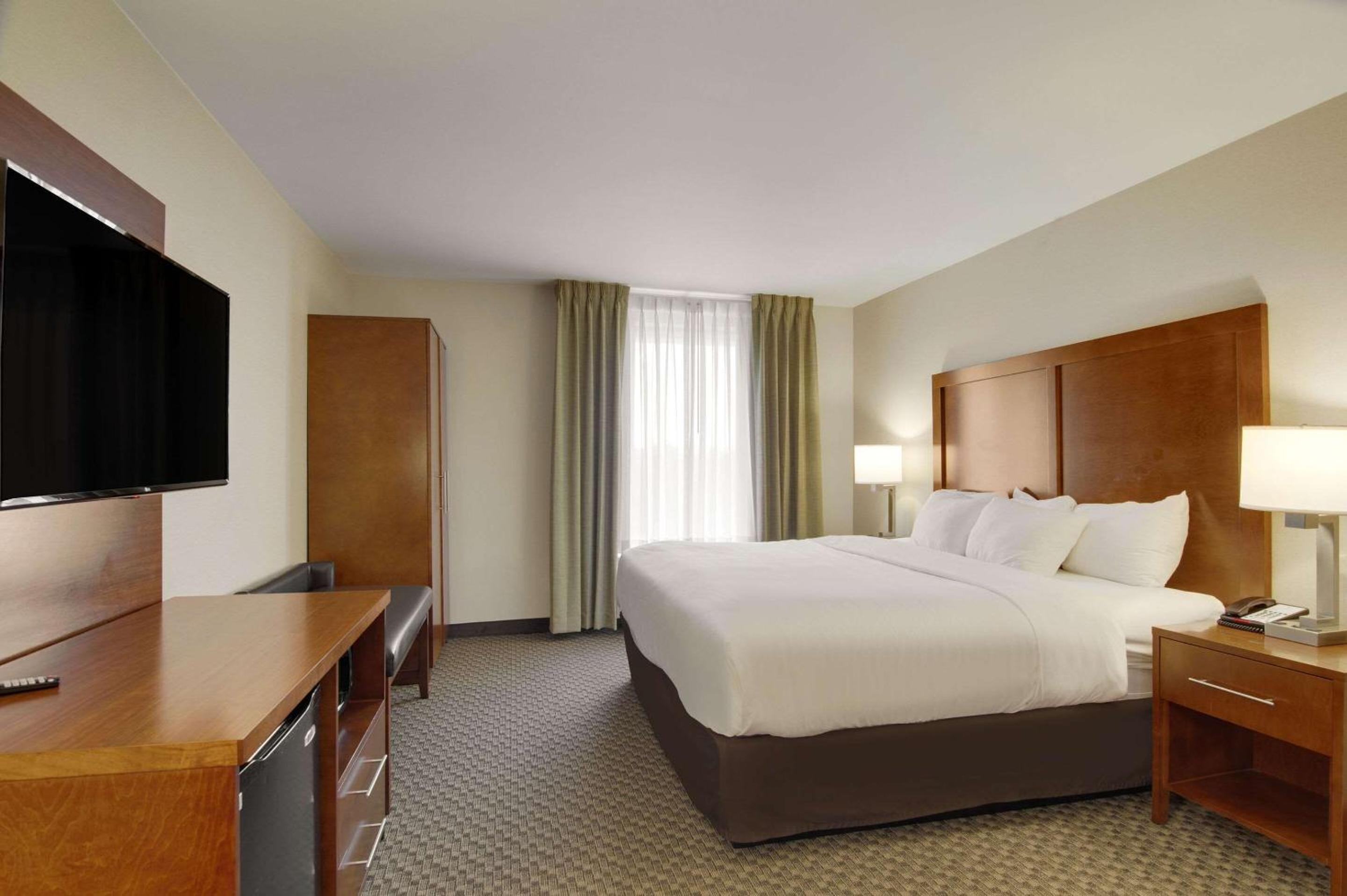 King Room - Non-Smoking - Photo 2