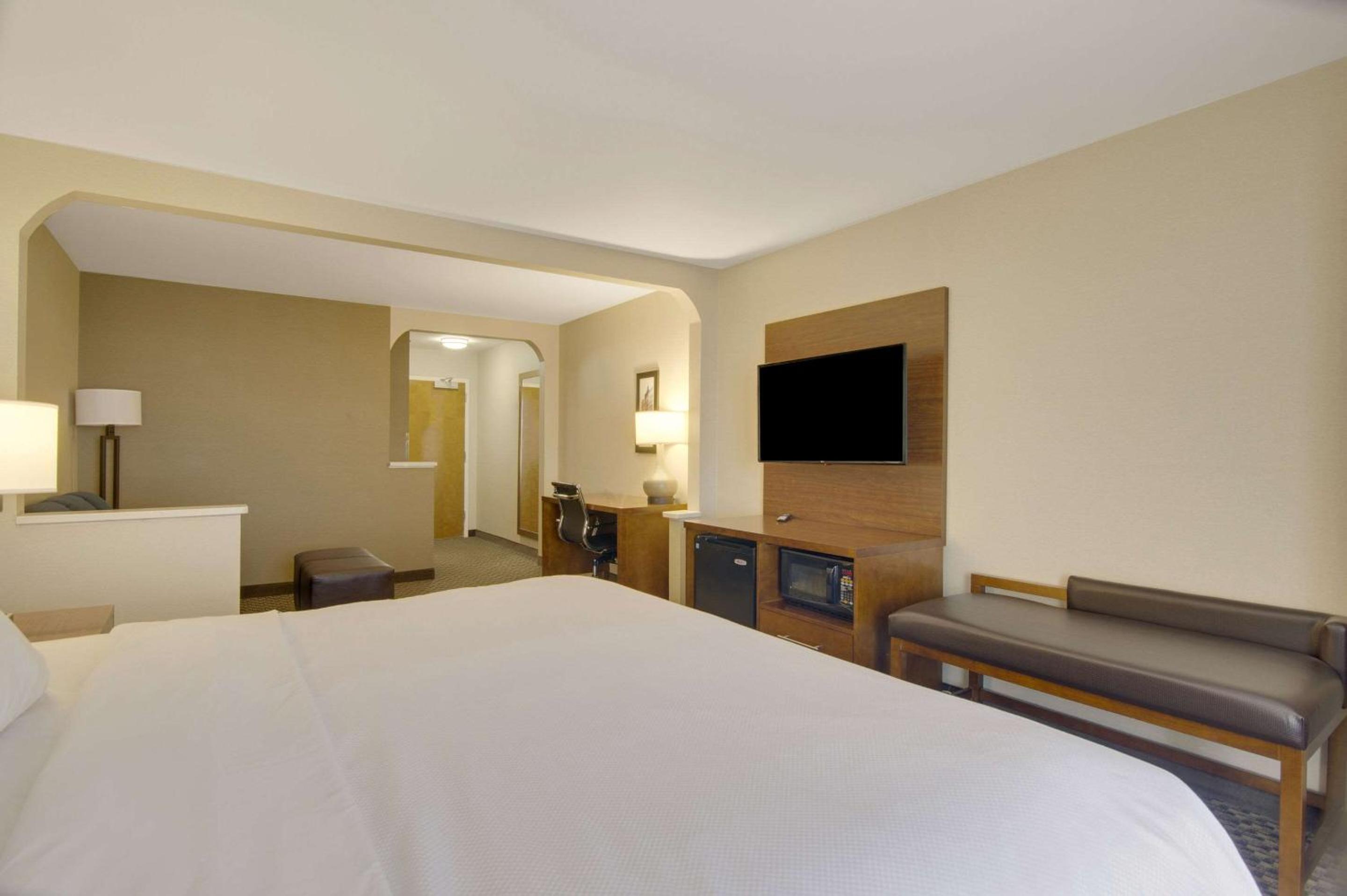 King Room - Non-Smoking - Photo 5