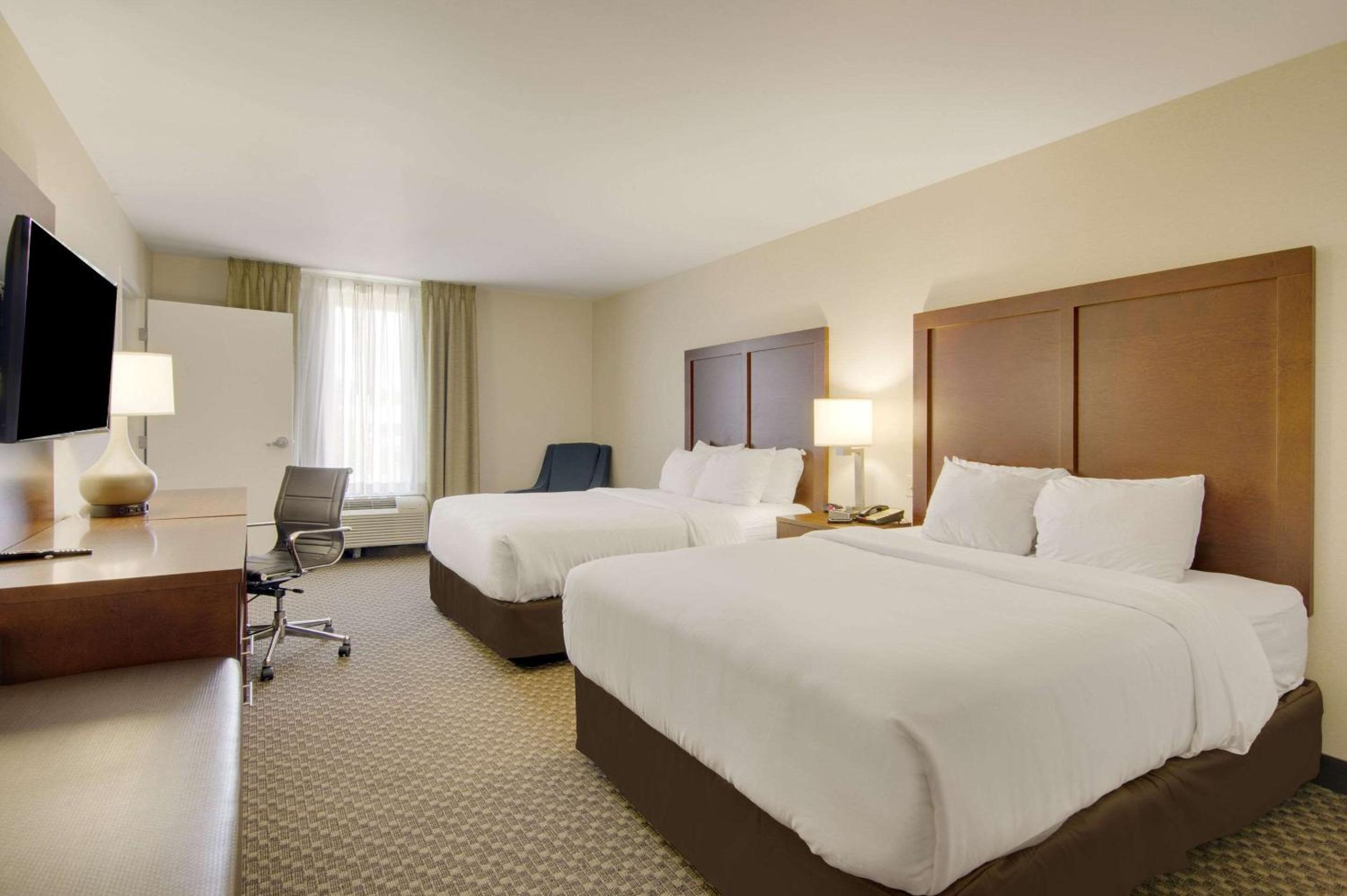 Queen Room with Two Queen Beds - Non Smoking - Photo 3
