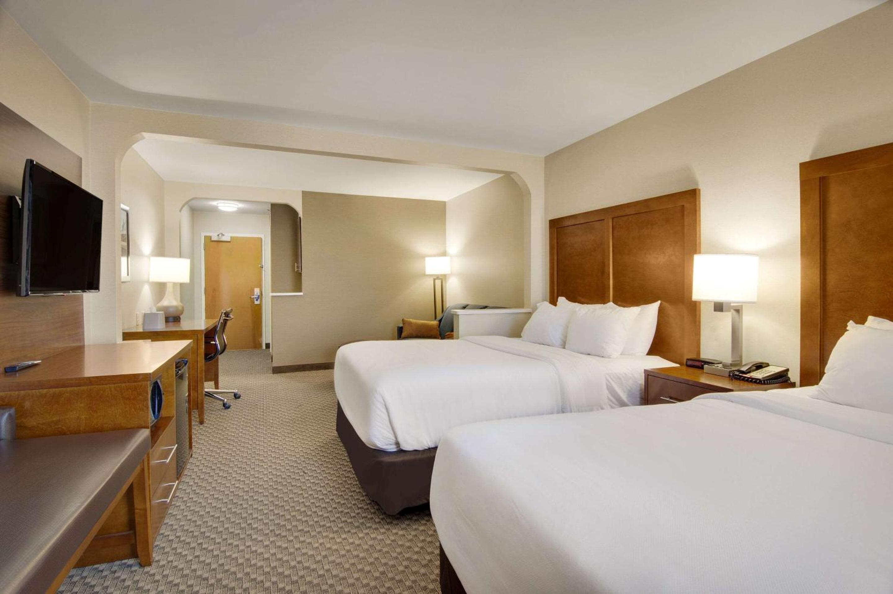 Queen Suite with Two Queen Beds - Non Smoking - Photo 3