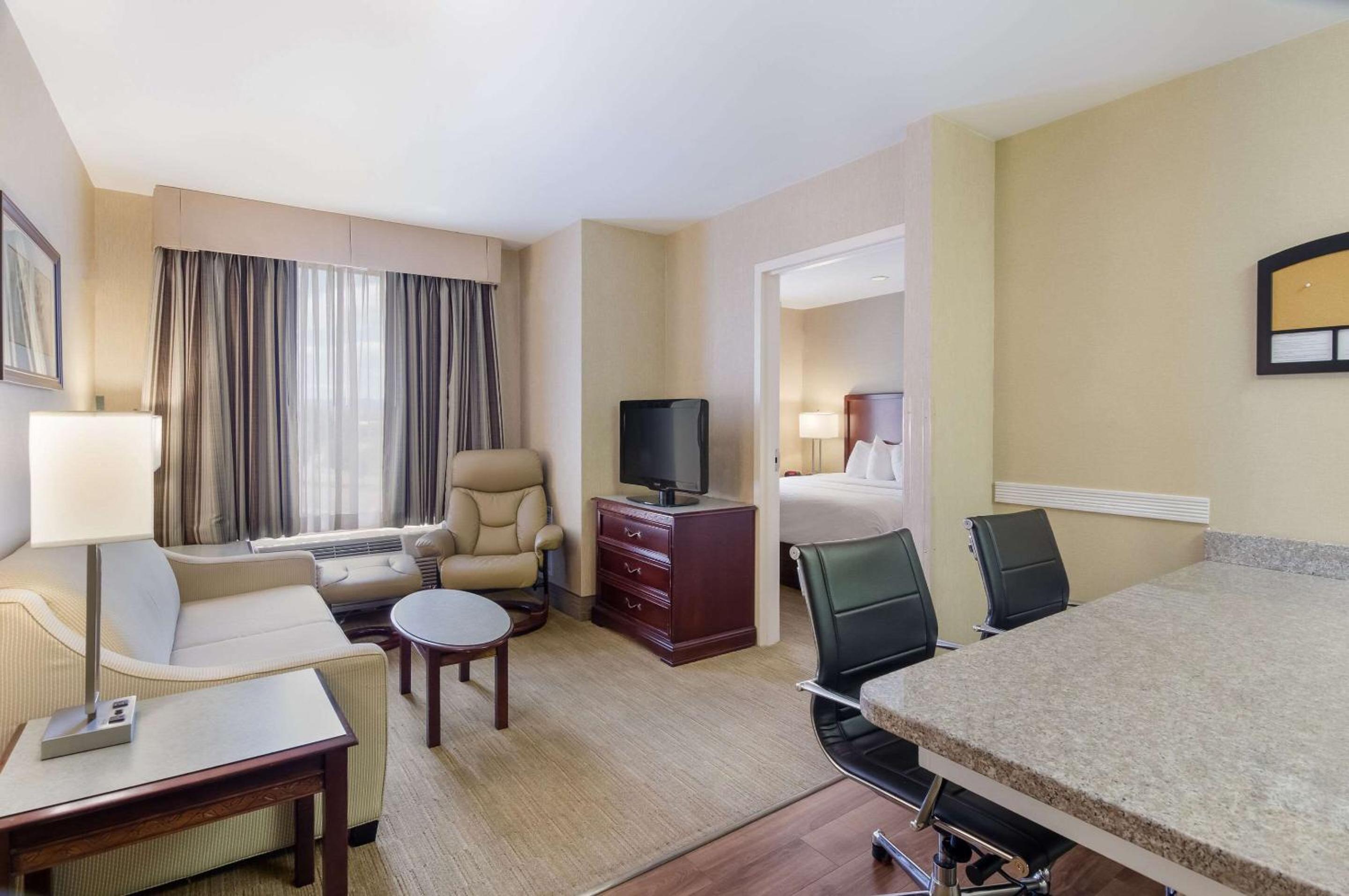 King Suite - Accessible/Non-Smoking - Photo 2
