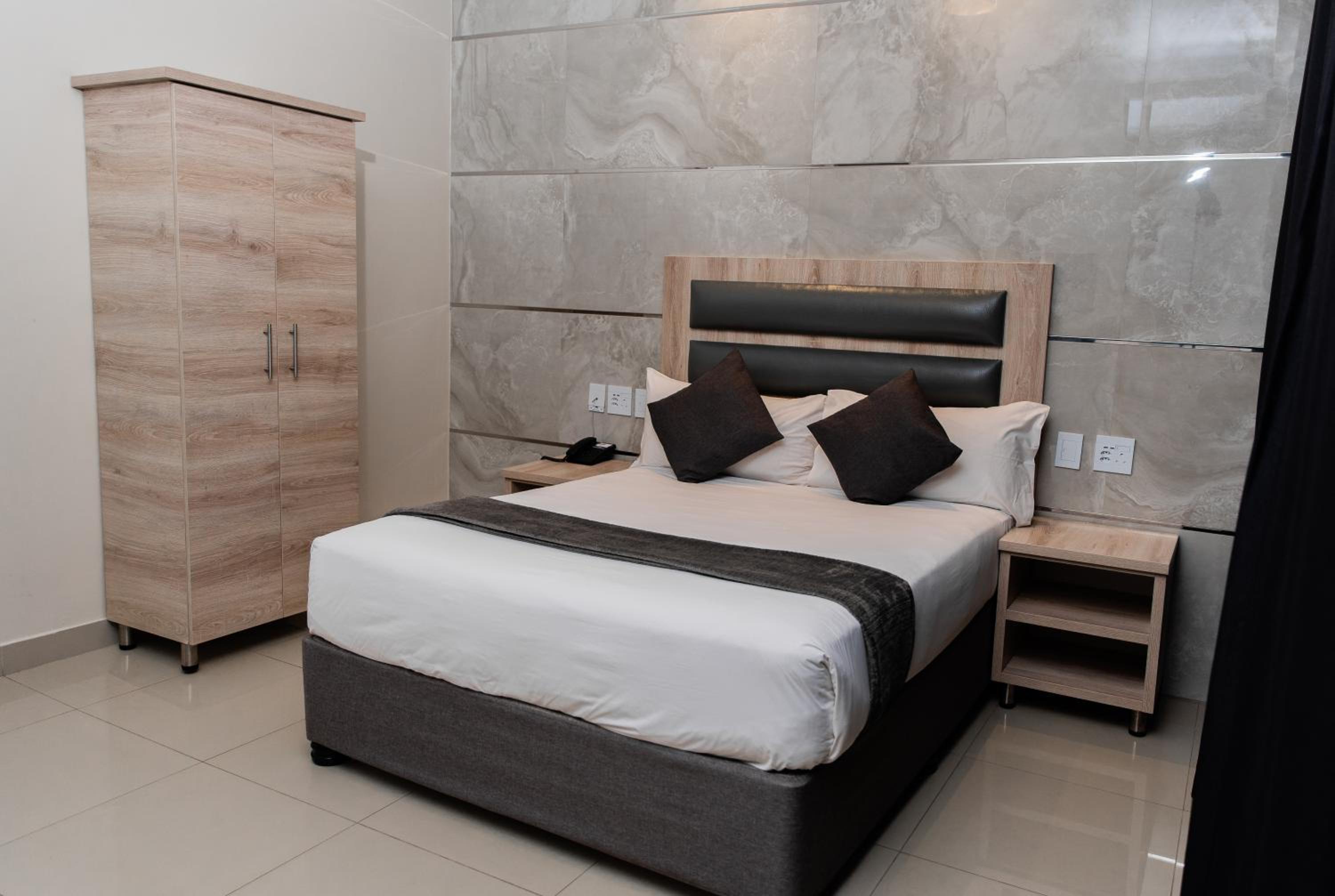 Double or Twin Room - Photo 5