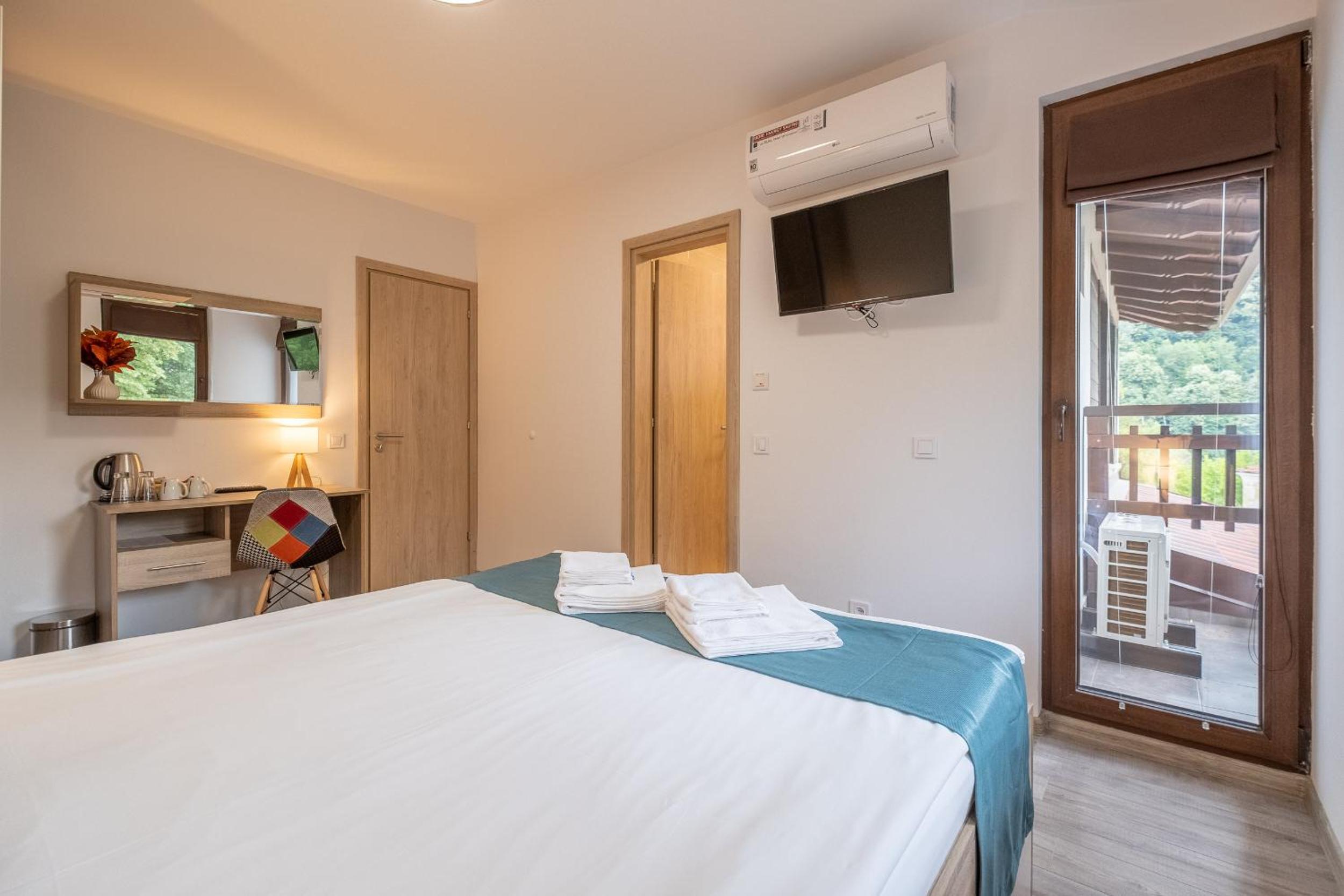 Double Room - Photo 11
