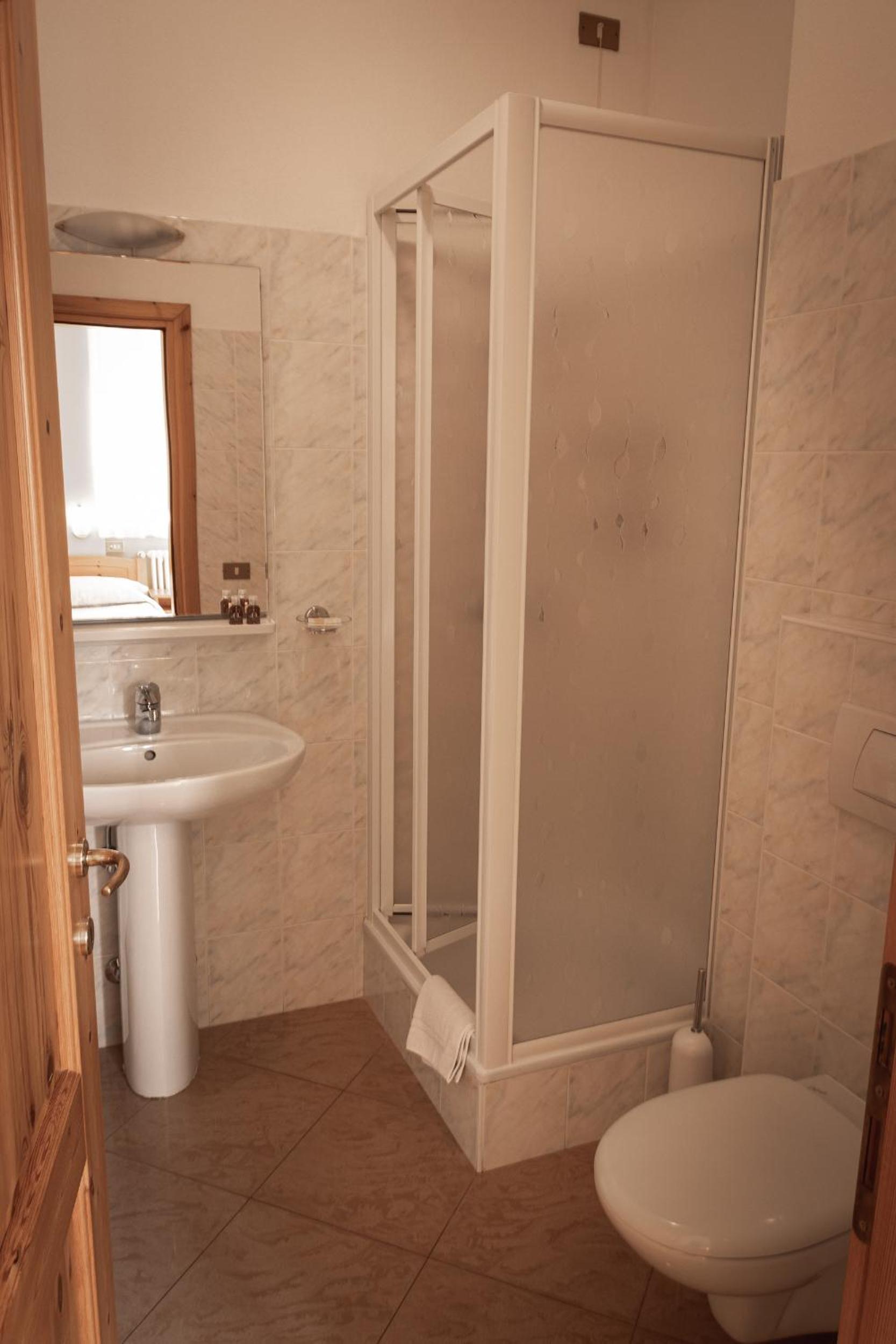 Double or Twin Room with Balcony photo 3