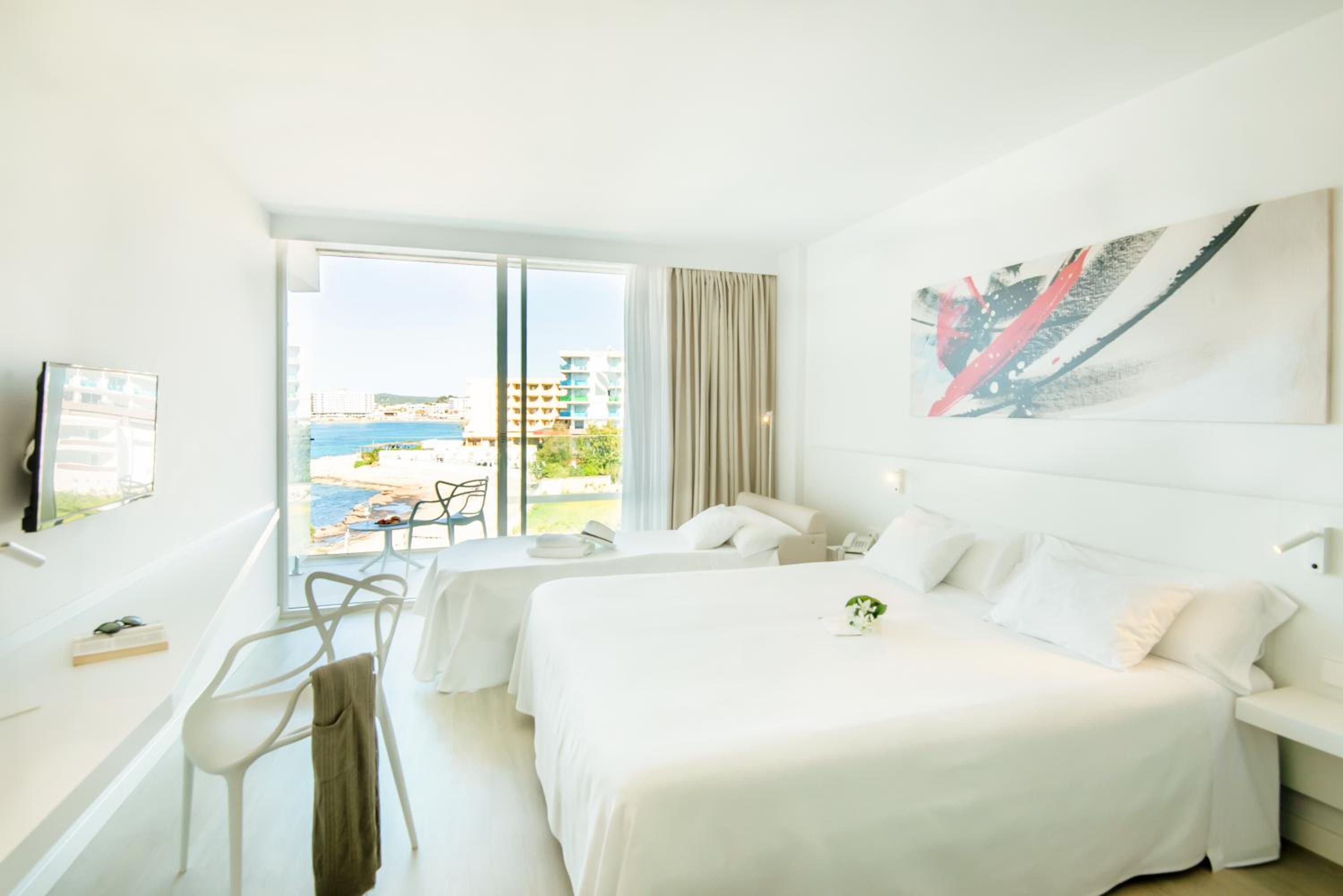 Double or Twin Room with Partial Sea View photo 2