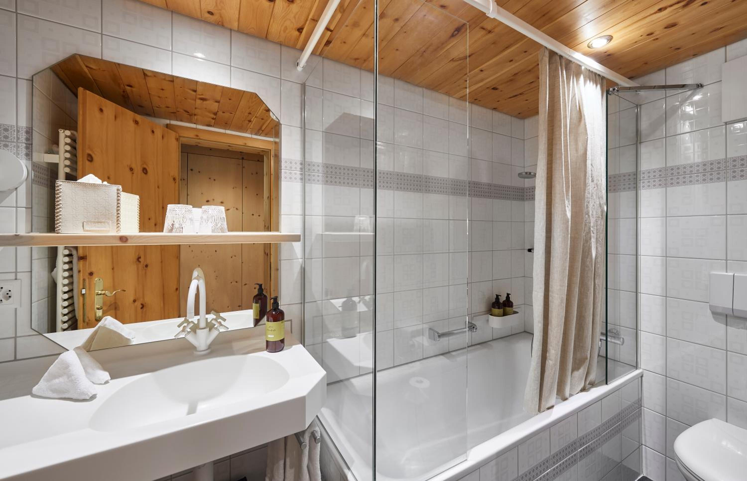 Classic Double Room with Balcony - Photo 3
