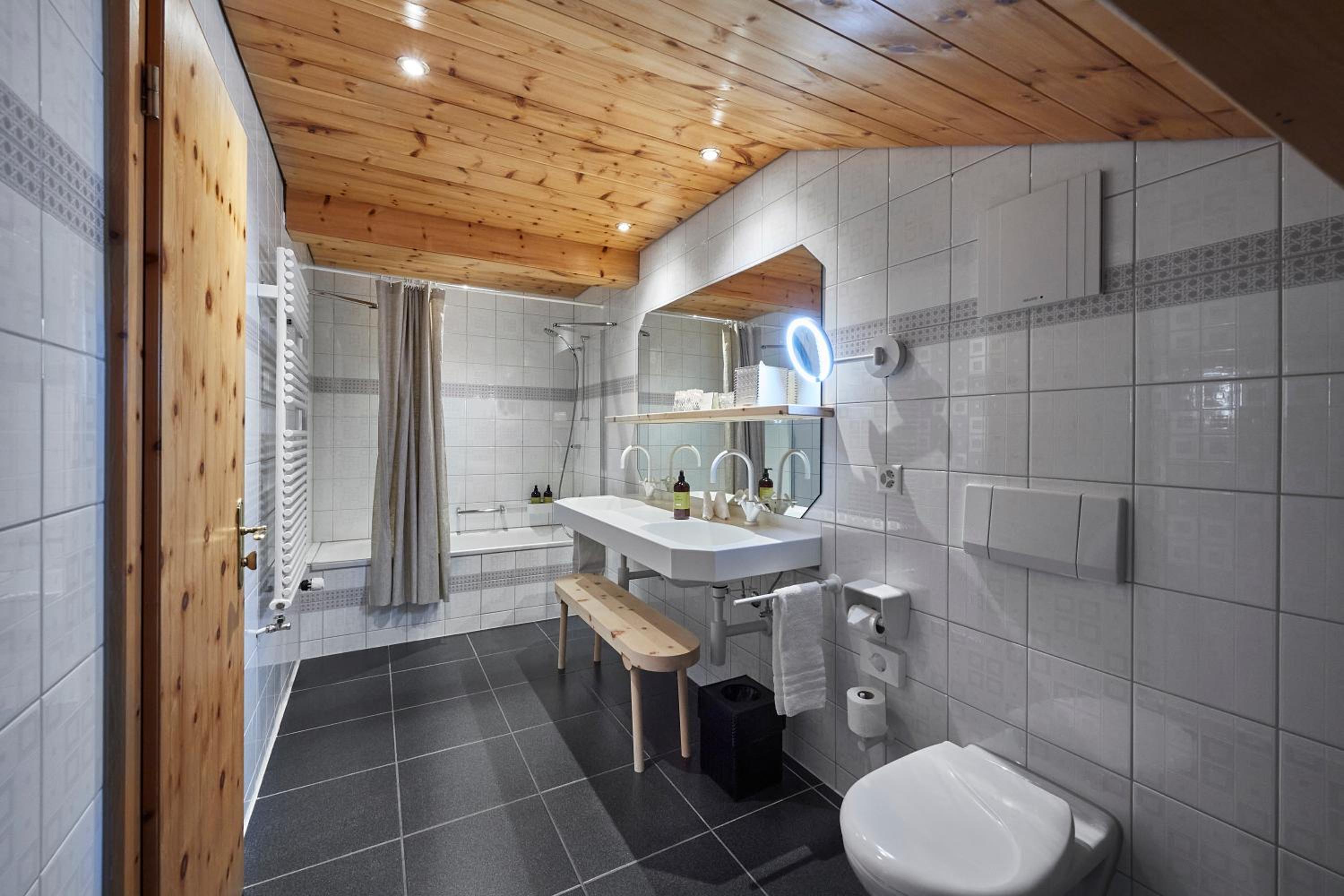 Large Double Room - Photo 5