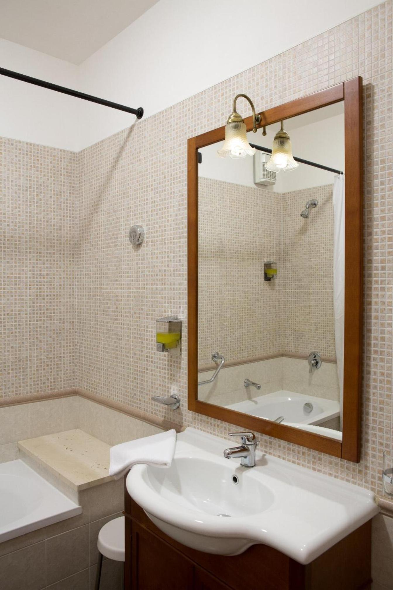 Double Room - Photo 5