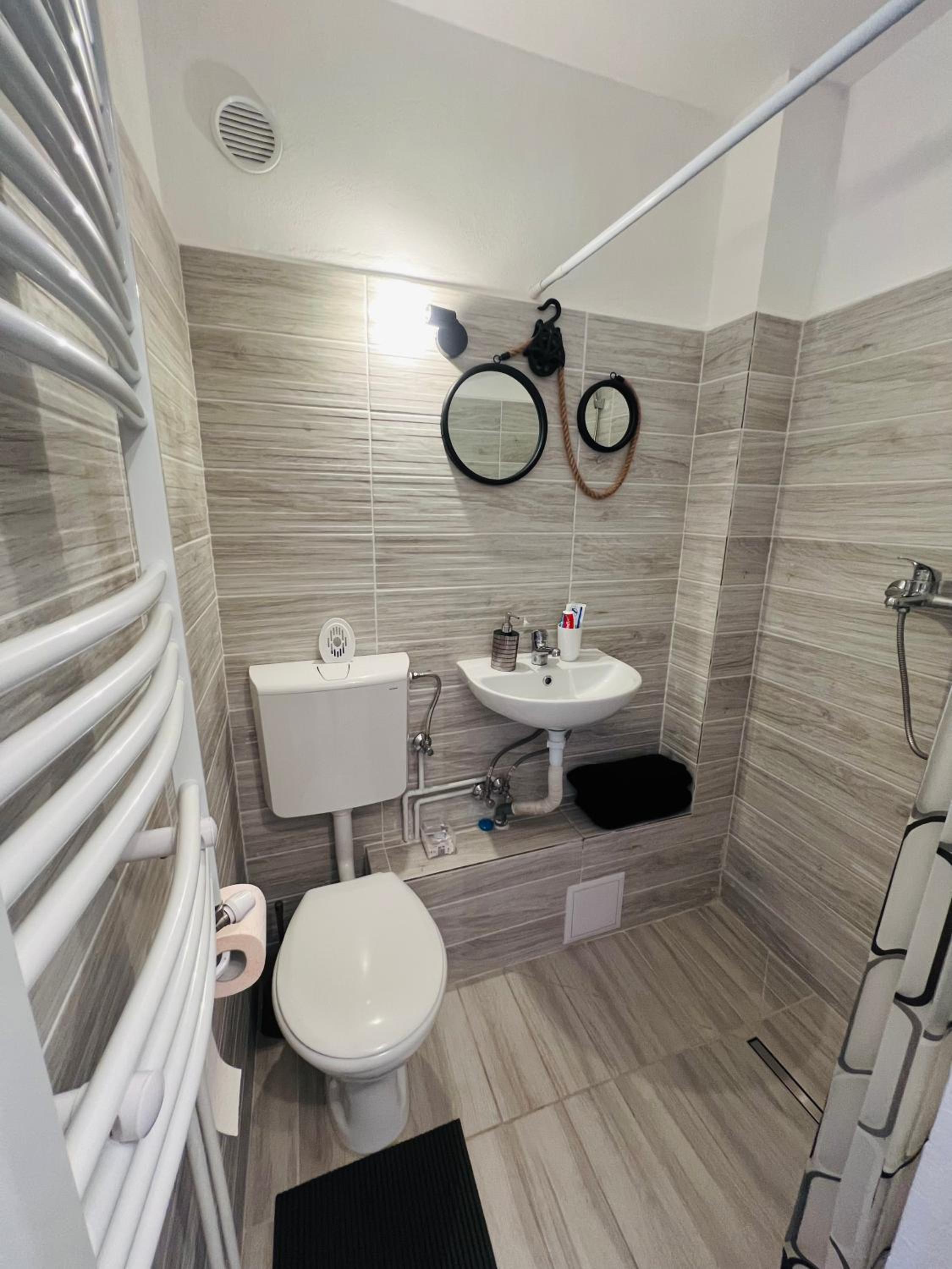 One-Bedroom Apartment - Photo 2