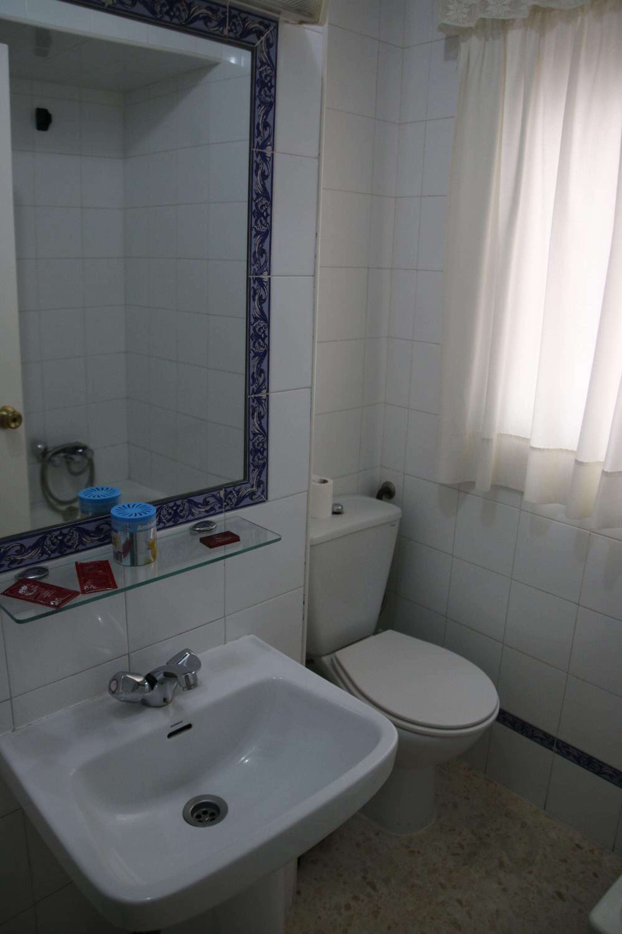 Double or Twin Room - Photo 13