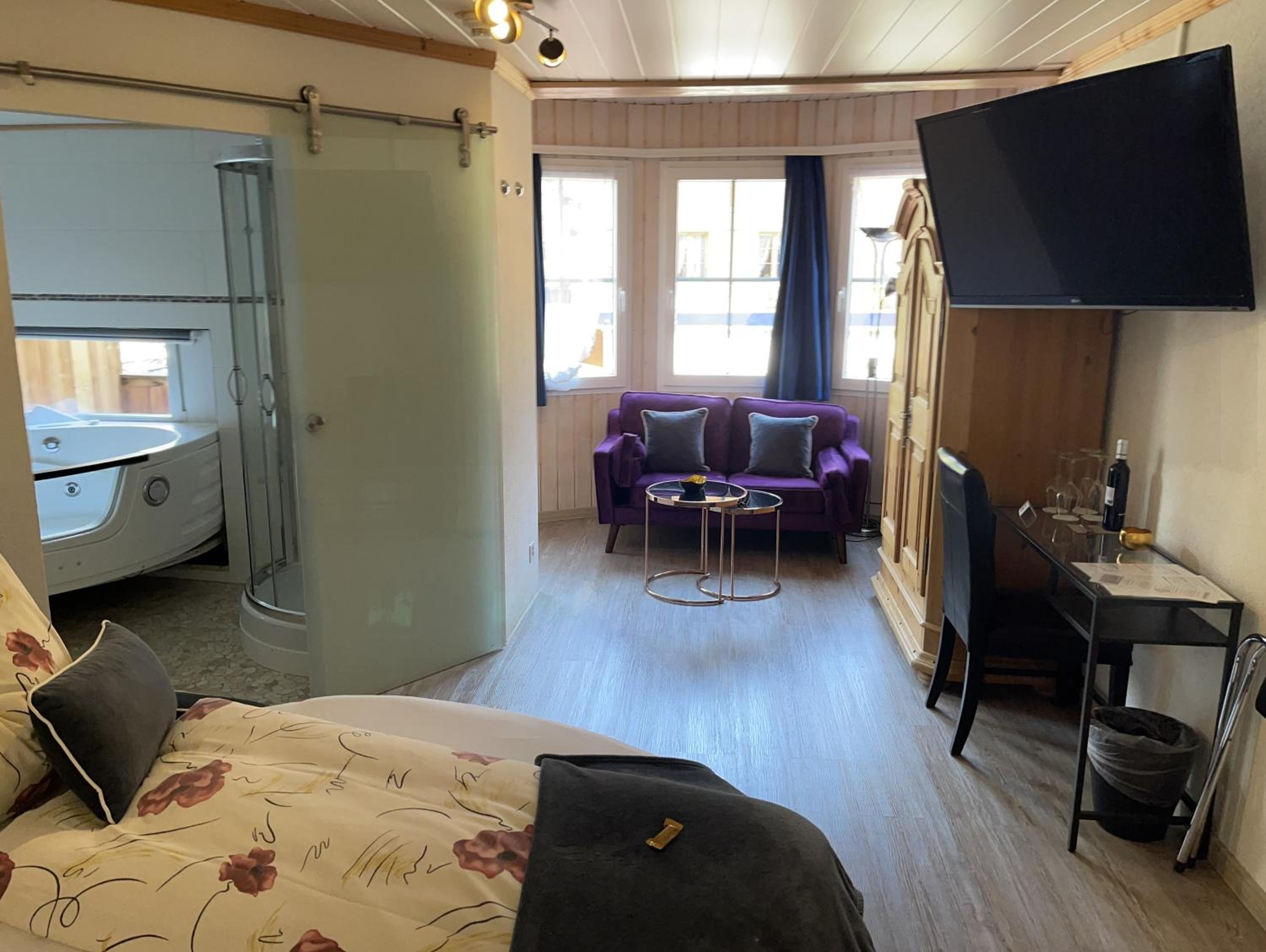Superior Room Plus with rolling-out Whirlpool and round Bed