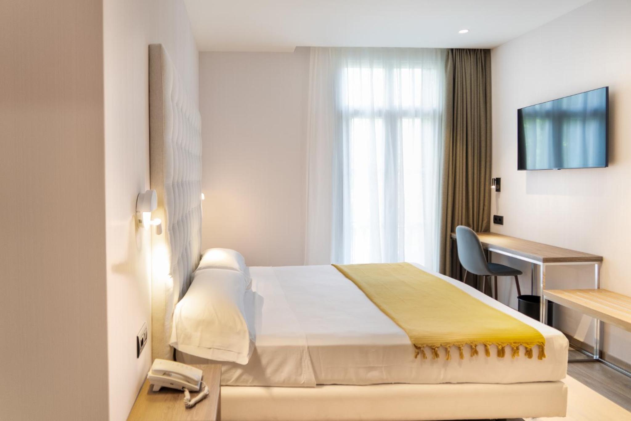 Double or Twin Room (1 or 2 adults) photo 2