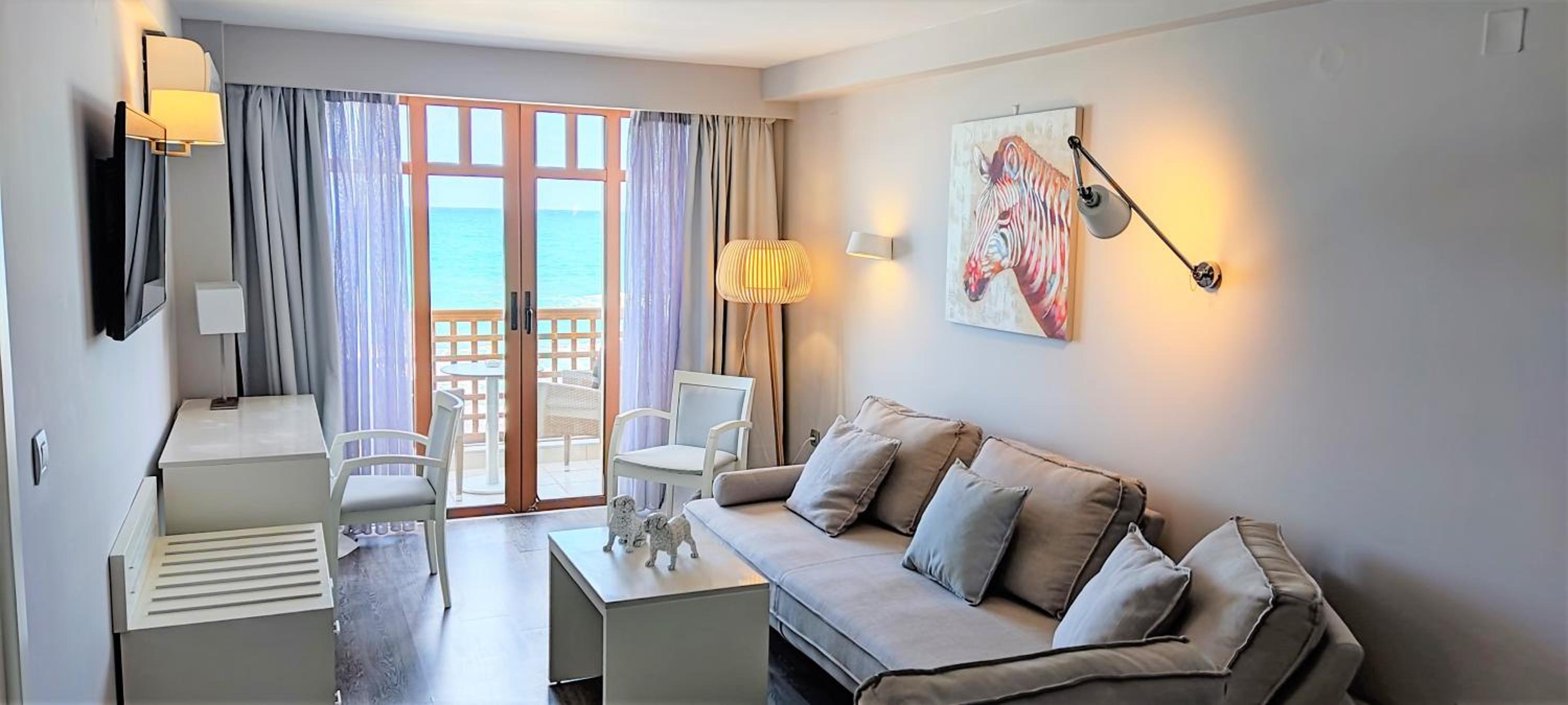 Deluxe One-Bedroom Suite with Sea View