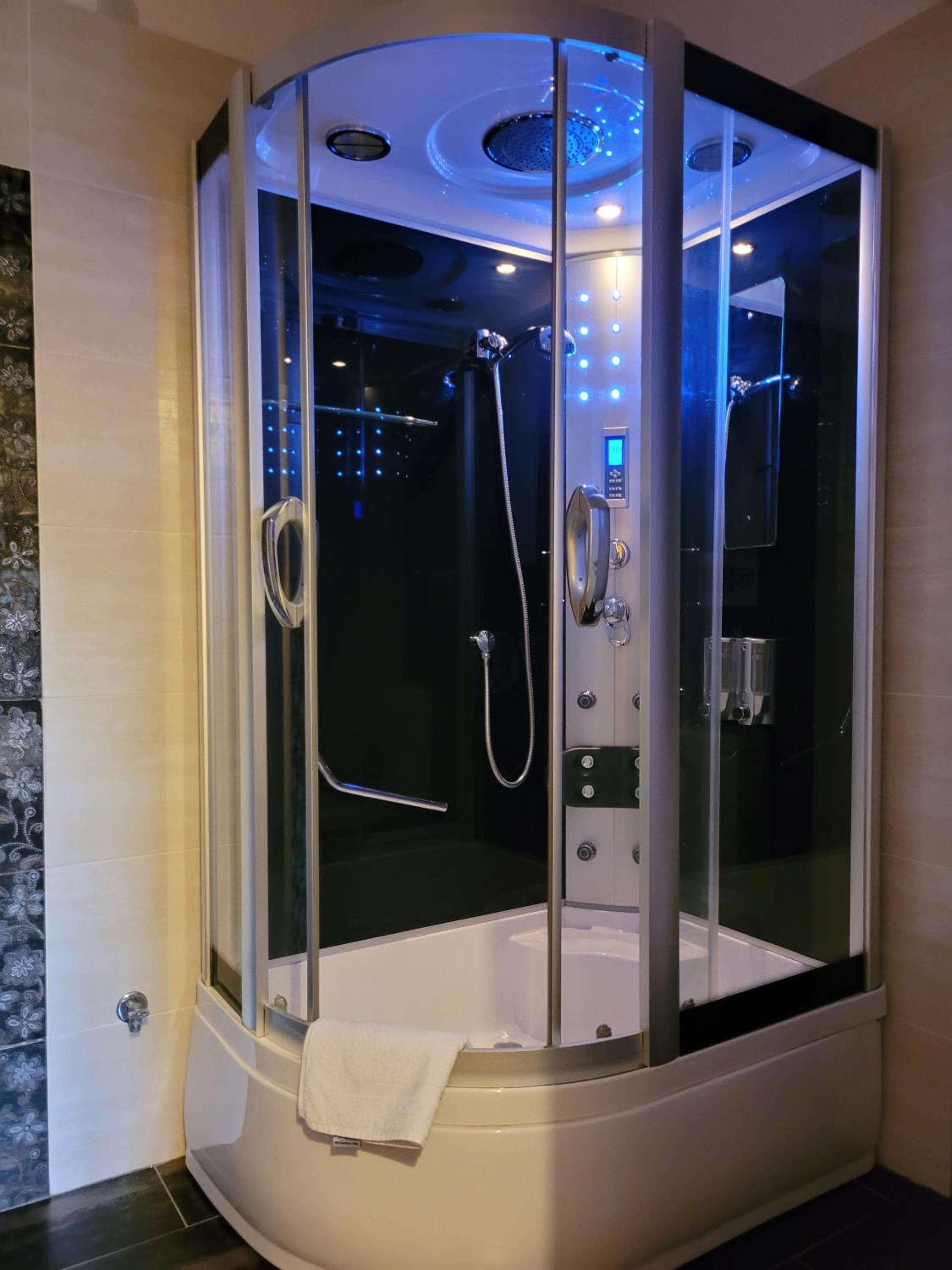 Deluxe Suite with Spa Bath - Photo 19