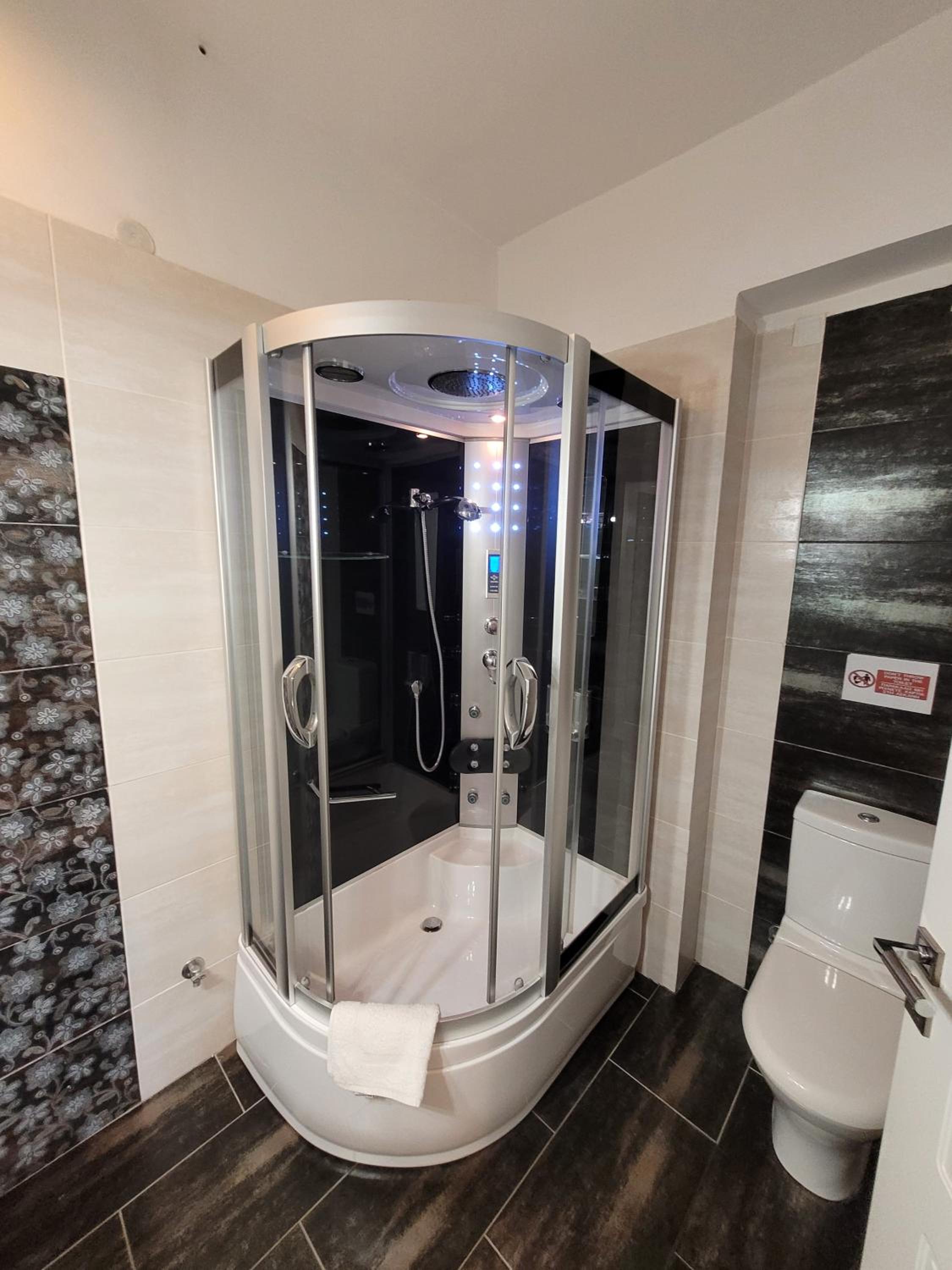 Deluxe Suite with Spa Bath - Photo 9