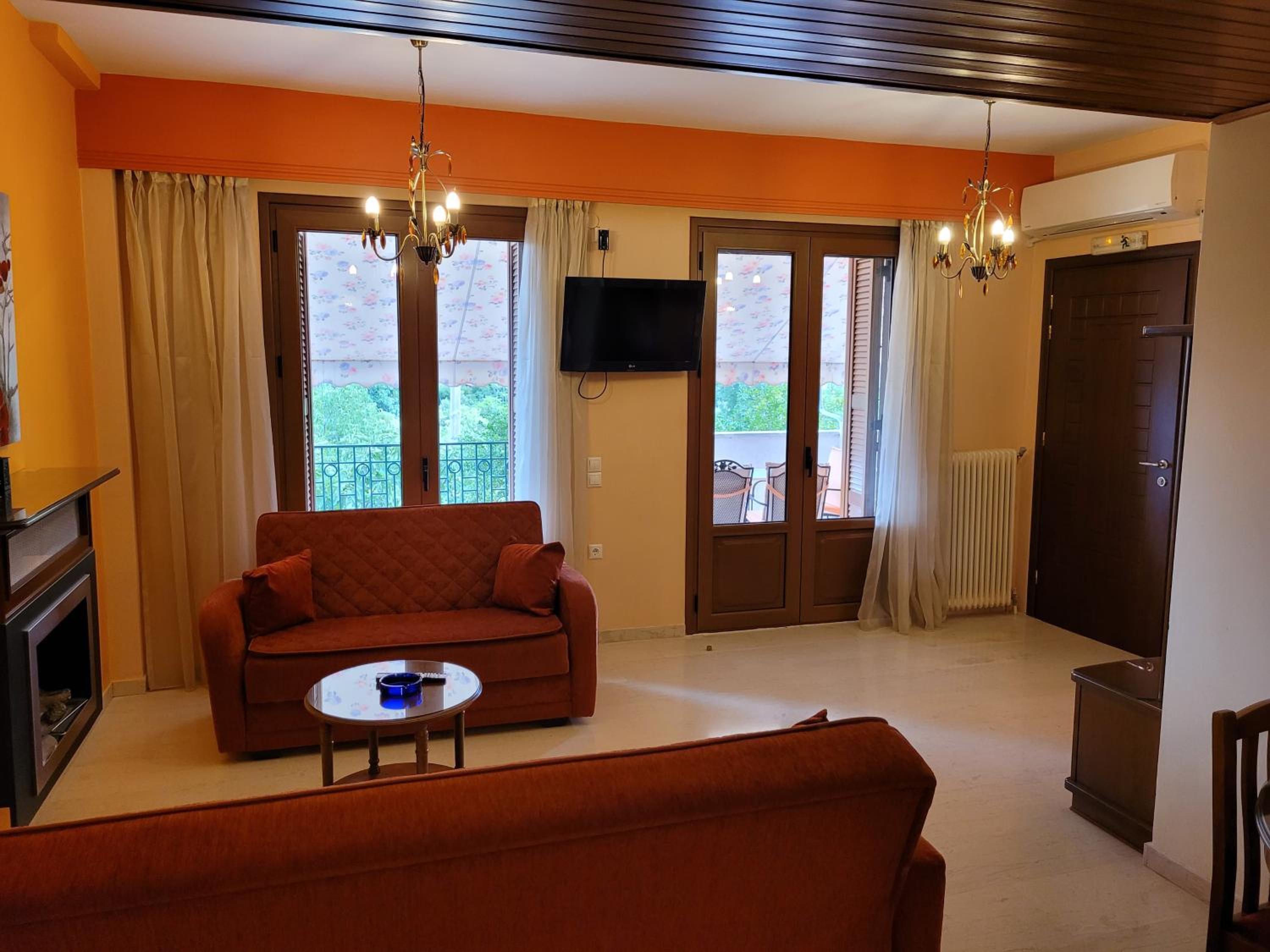 Deluxe Suite with Spa Bath - Photo 7