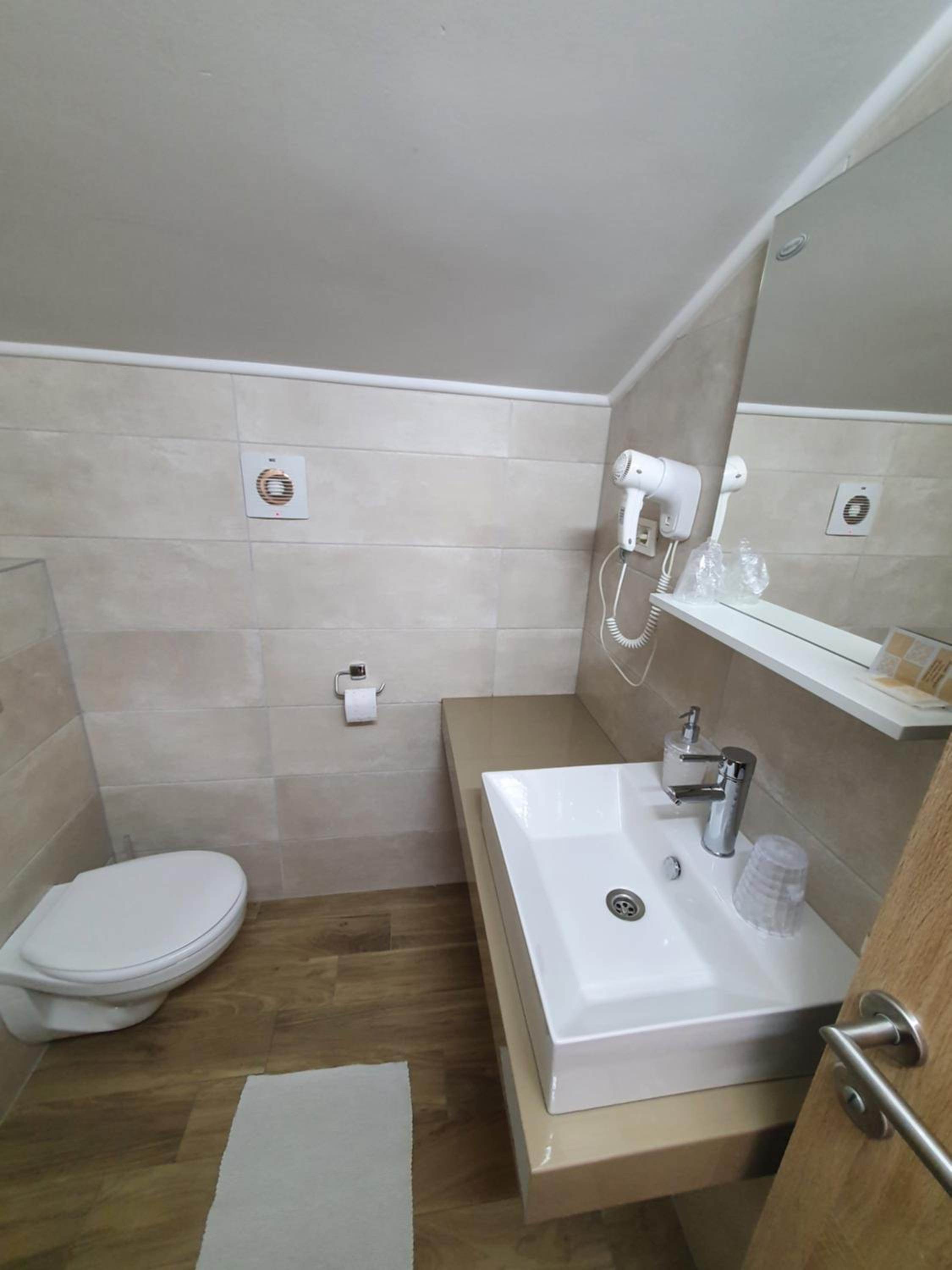 Deluxe Single Room with Balcony photo 3