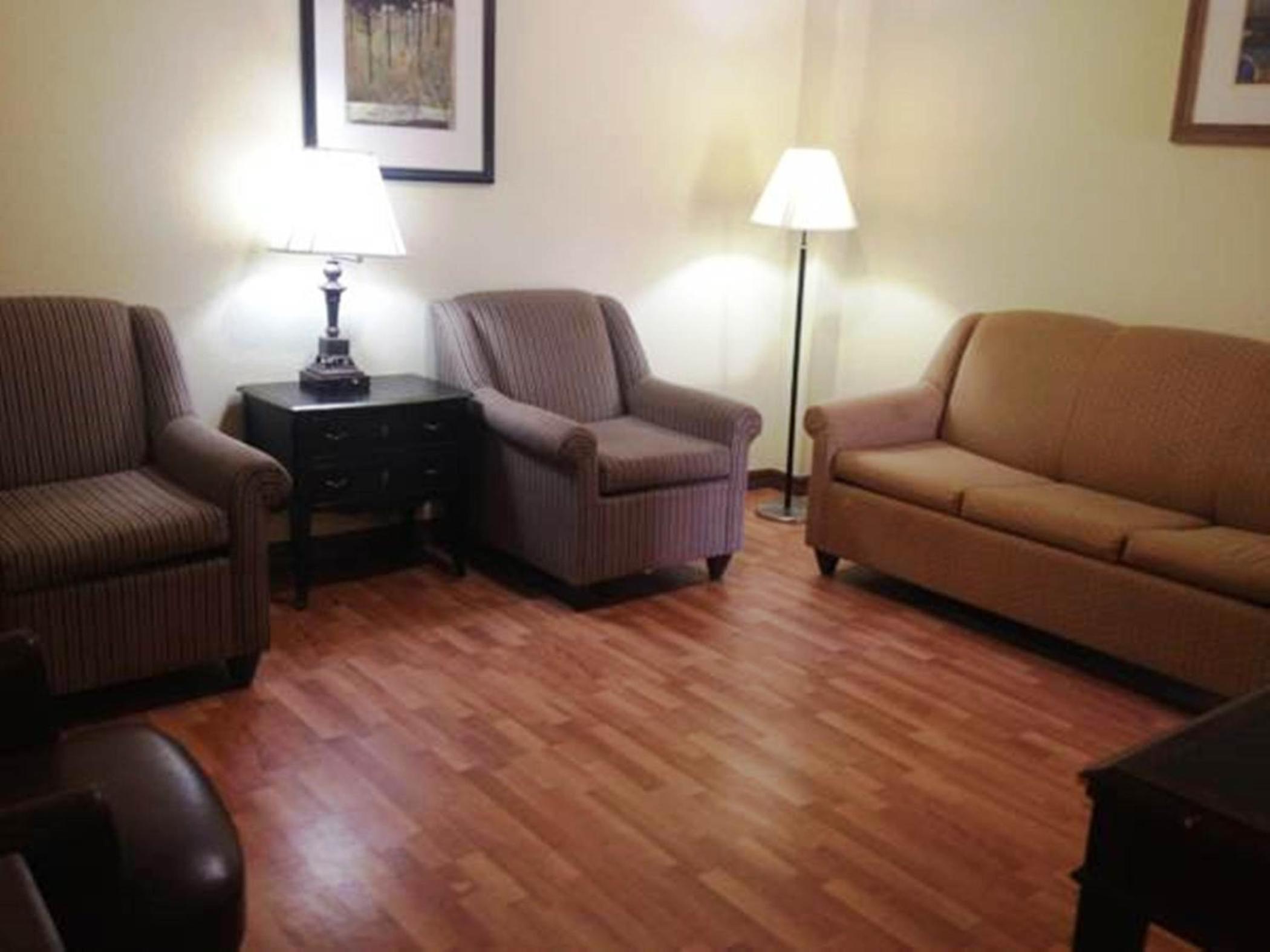 One-Bedroom Suite - Photo 3